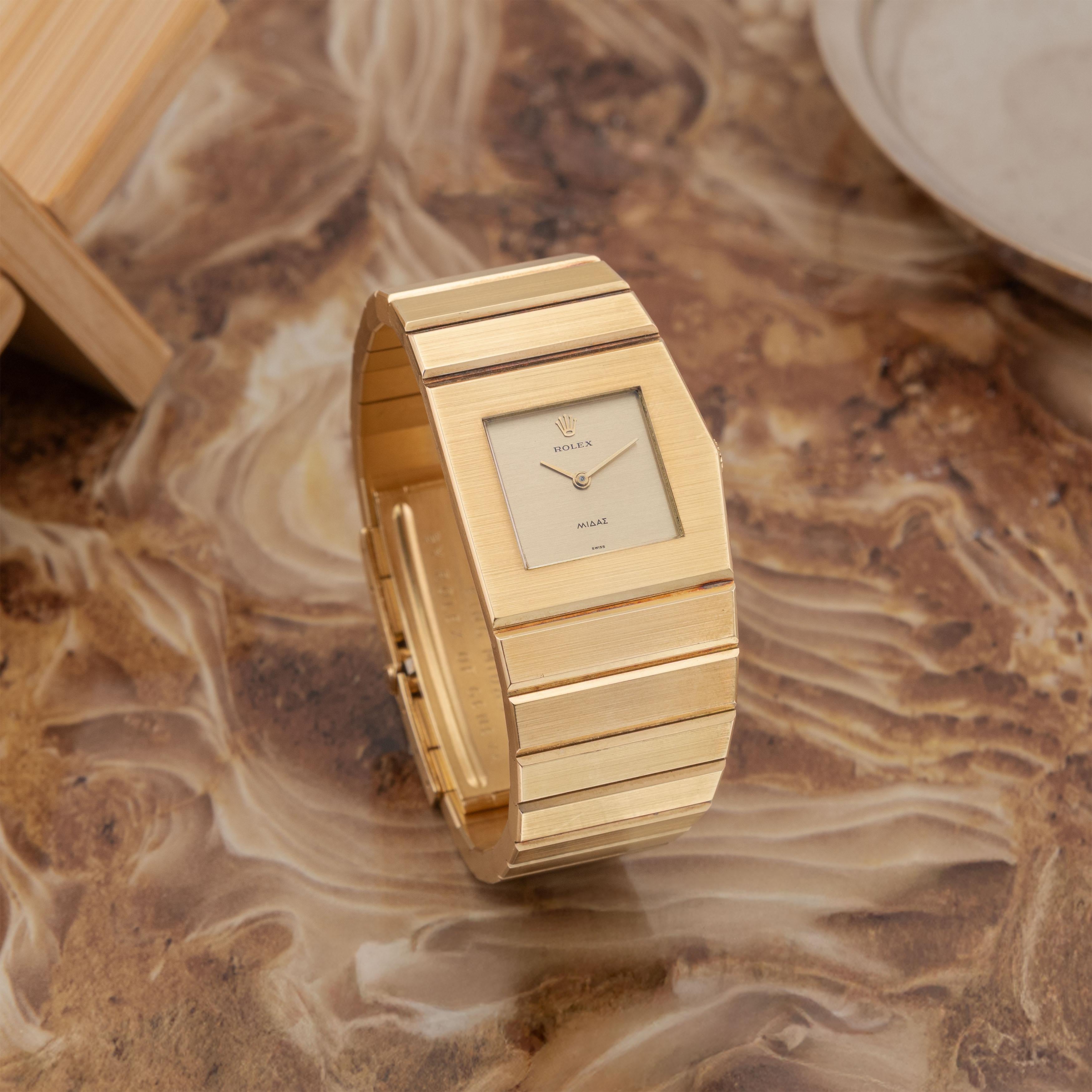 King Midas 1ère Génération

La Rolex King Midas, présentée en 1962 et conçue par Gérald Genta, est l'une des créations les plus rares et les plus audacieuses de la marque. Inspiré du Panthéon grec, son boîtier asymétrique et tranchant ne ressemblait