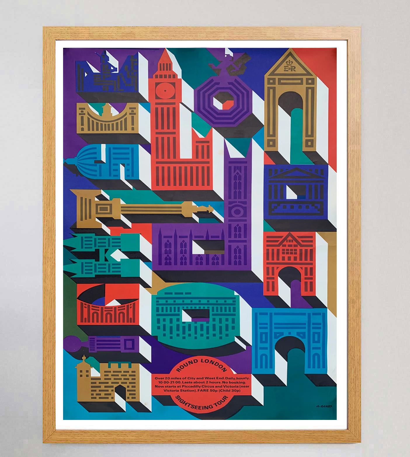 Splendido e rarissimo poster creato nel 1971 per i trasporti di Londra. Questo affascinante disegno del grande cartellonista britannico Abram Games utilizza i punti di riferimento di Londra e il logo del trasporto londinese a forma di lettere per