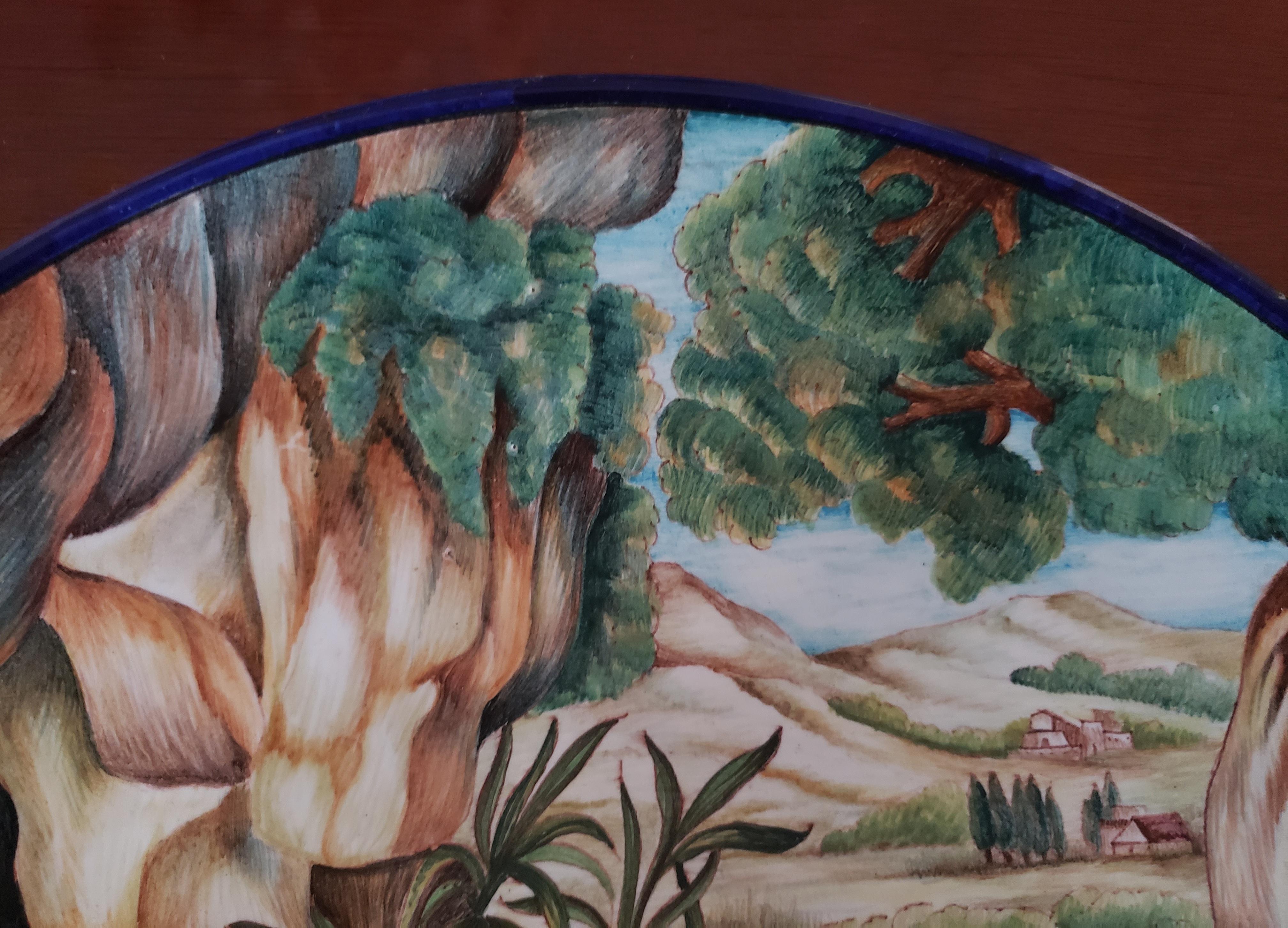Peint à la main Grande assiette décorative italienne peinte à la main, signée 1971 en vente