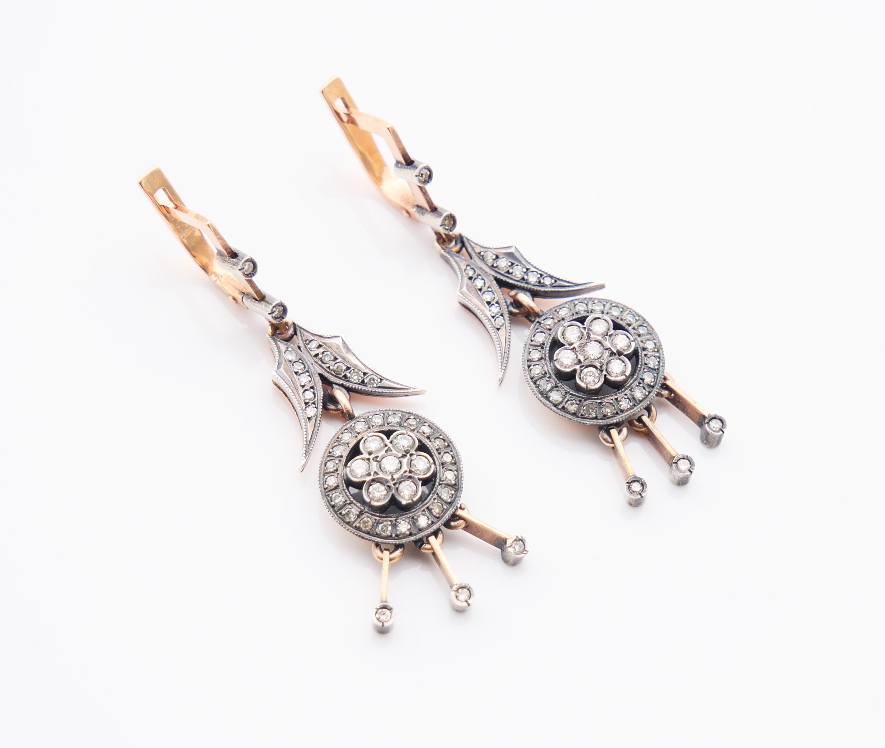 Un bel paio di orecchini a fiore traforato con pietre naturali  Diamanti e decorati con pendenti a sospensione libera,  in rosa e argento 14 carati. Questa coppia segue i classici disegni della vecchia scuola russa, molto popolari a partire dalla