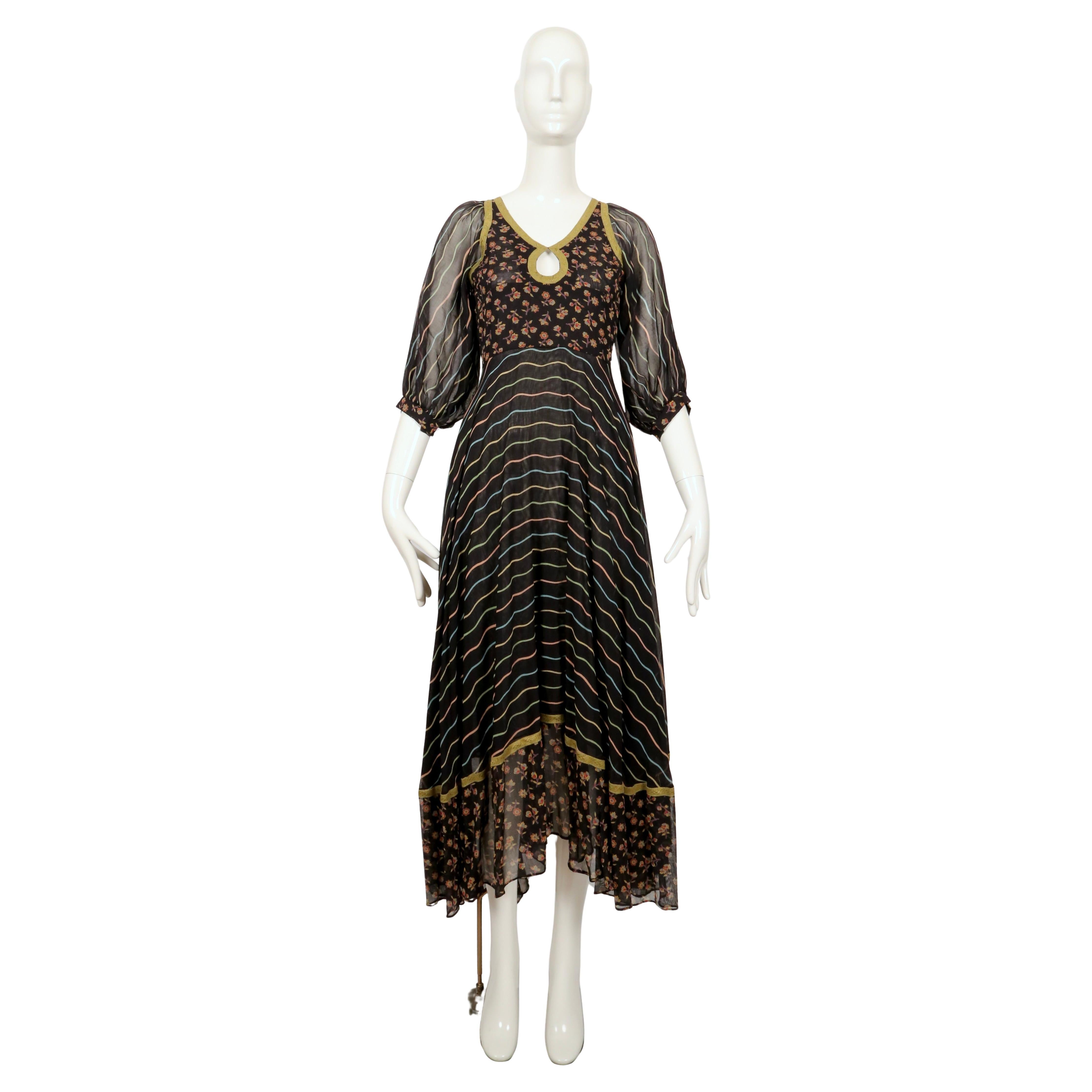 Sehr seltenes und atemberaubendes Maxikleid aus Baumwoll-Voile mit Taschentuch-Saum und eingewebten Metallband-Akzenten, entworfen von Thea Porter aus dem Jahr 1971. 

Dieses ätherische Bohème-Kleid fängt die ikonische Ästhetik von Thea Porter aus