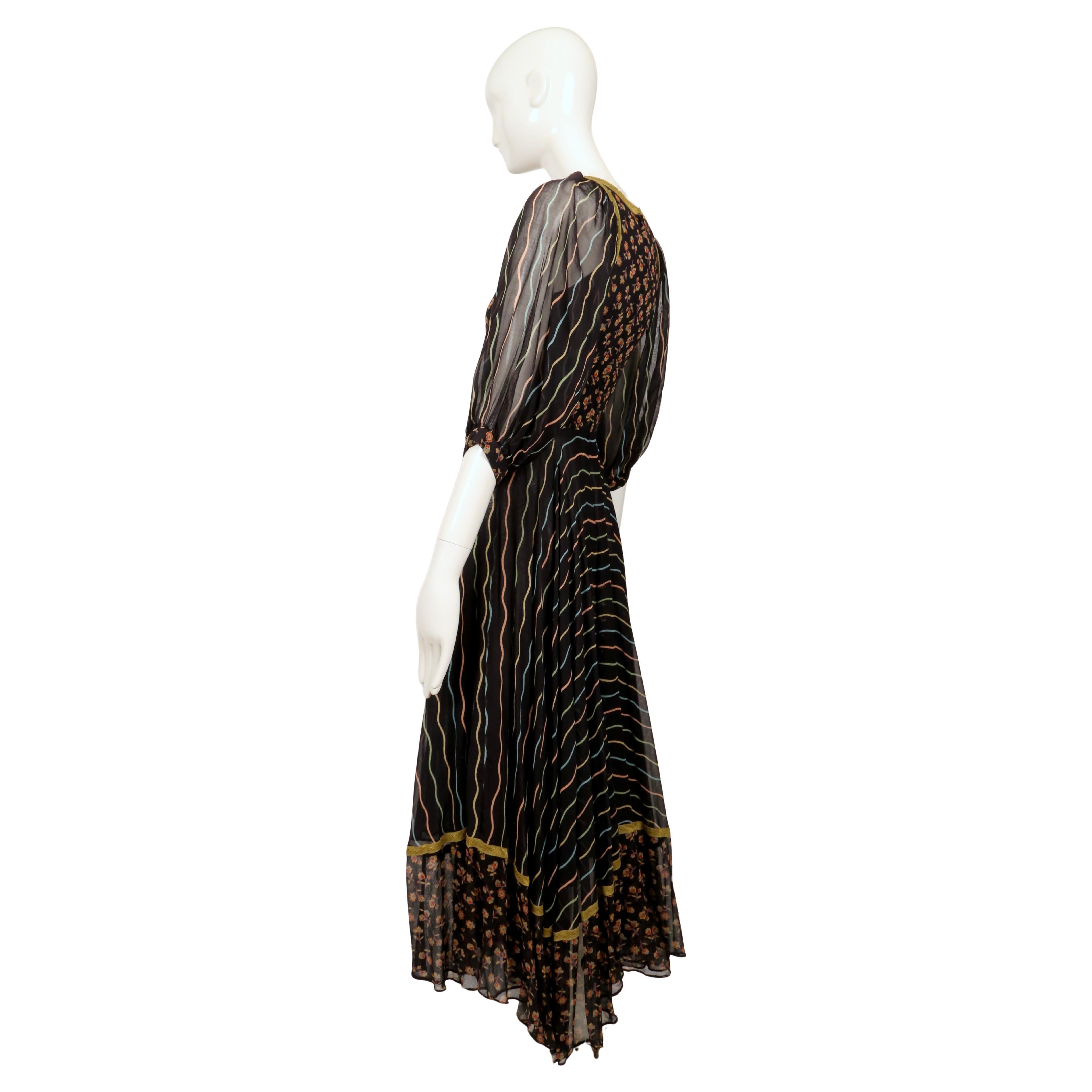 1971 THEA PORTER Langer geblümter Mantel mit Metallschleife im Angebot 4
