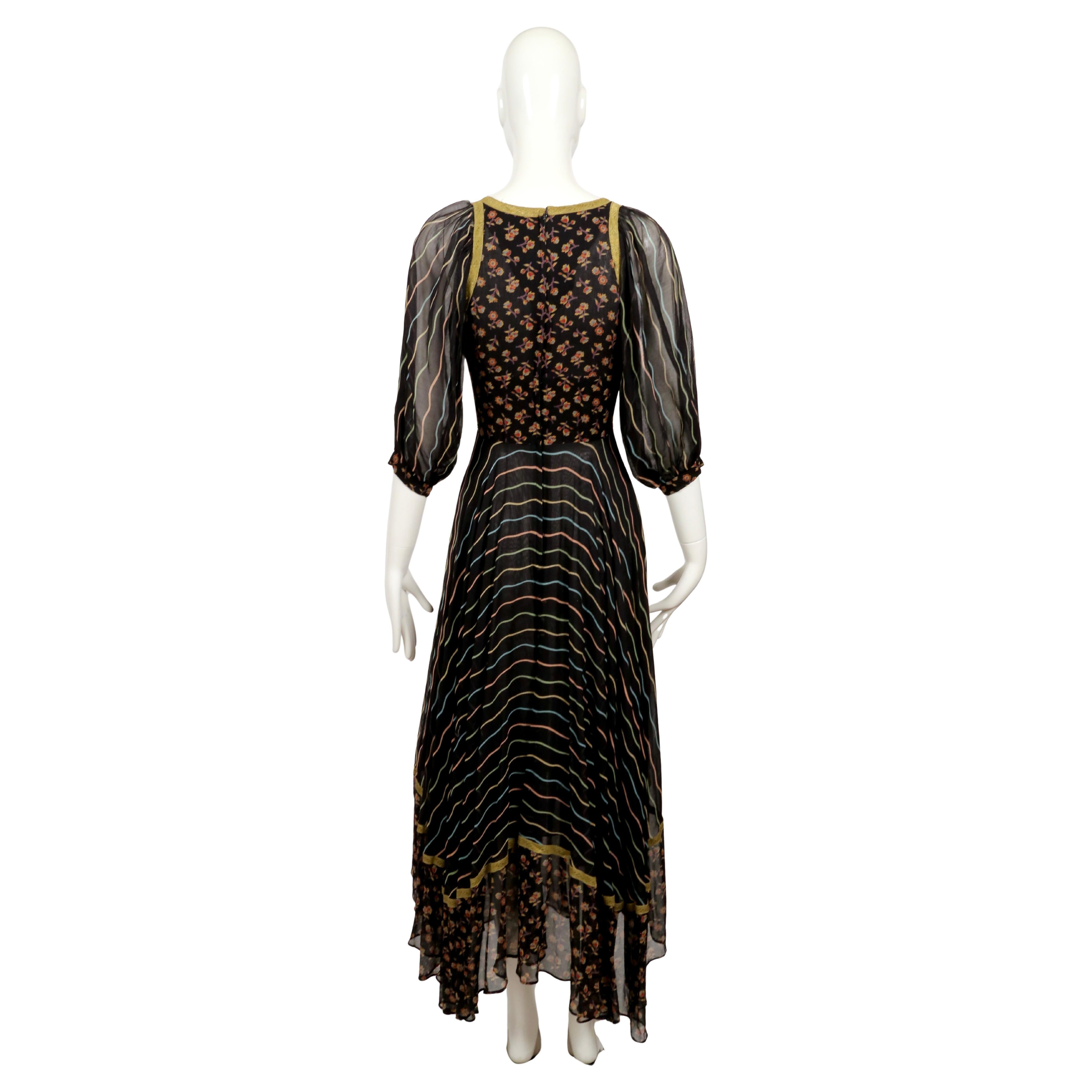 1971 THEA PORTER Langer geblümter Mantel mit Metallschleife im Angebot 6
