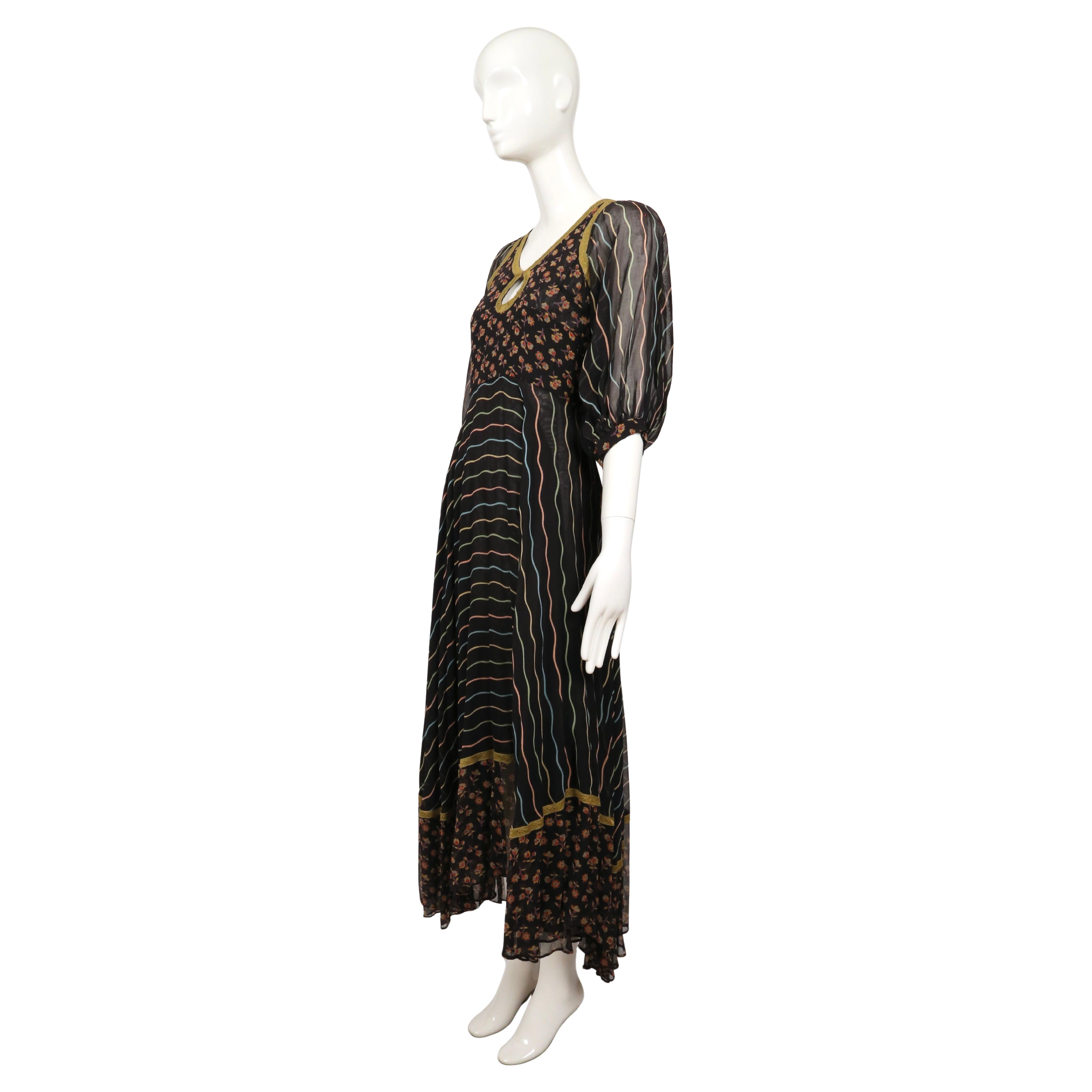 1971 THEA PORTER Langer geblümter Mantel mit Metallschleife im Angebot 5