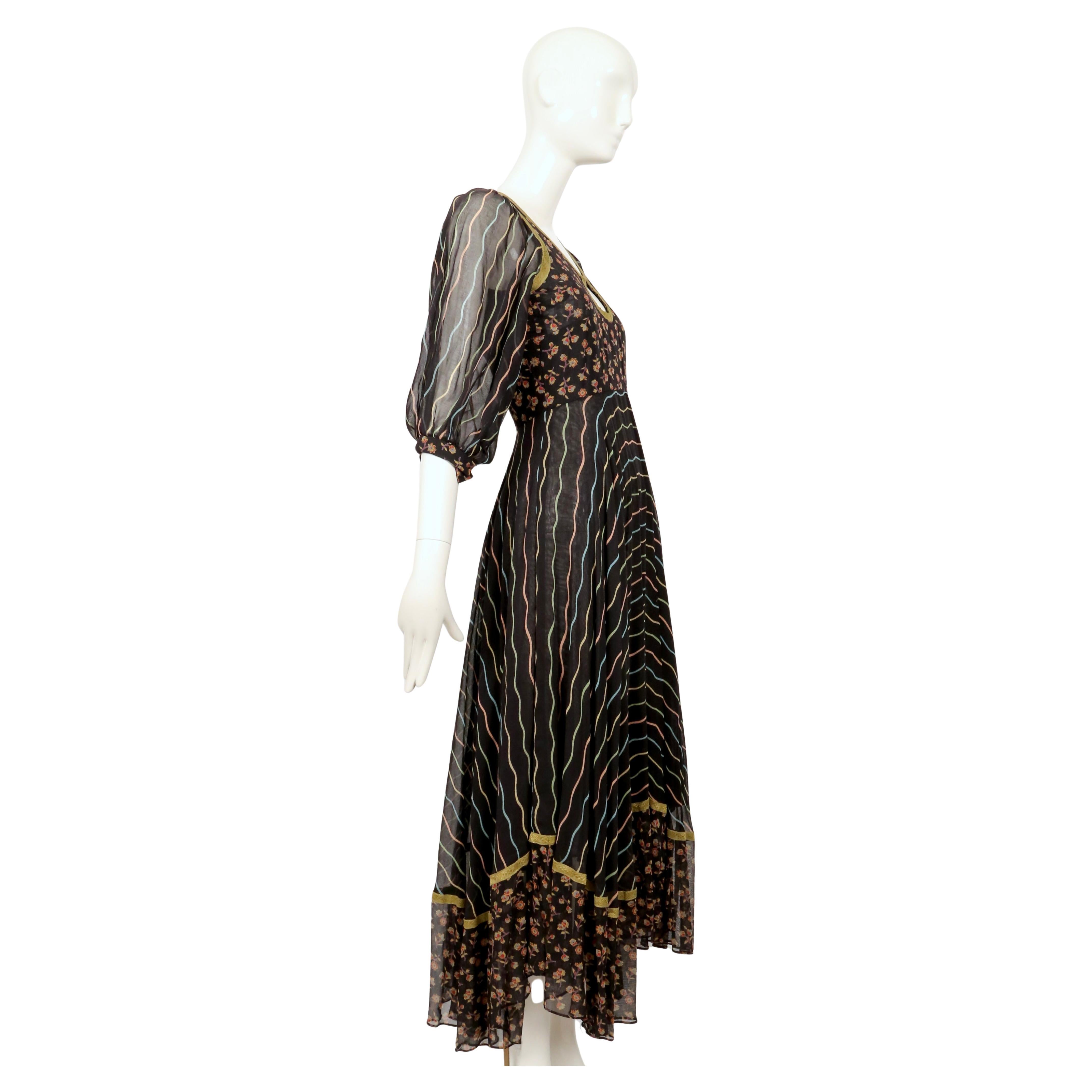 1971 THEA PORTER Langer geblümter Mantel mit Metallschleife im Angebot 1