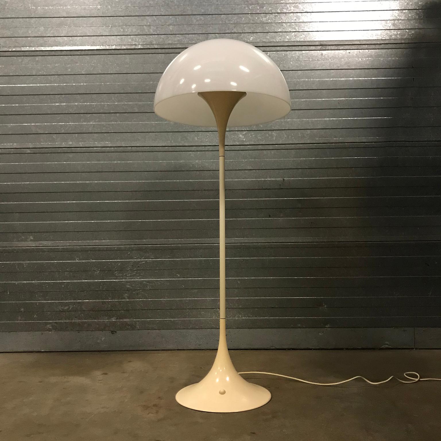 Mid-Century Modern Lampadaire Panthella blanc ancien d'origine, Verner Panton pour Louis Poulsen, 1971 en vente