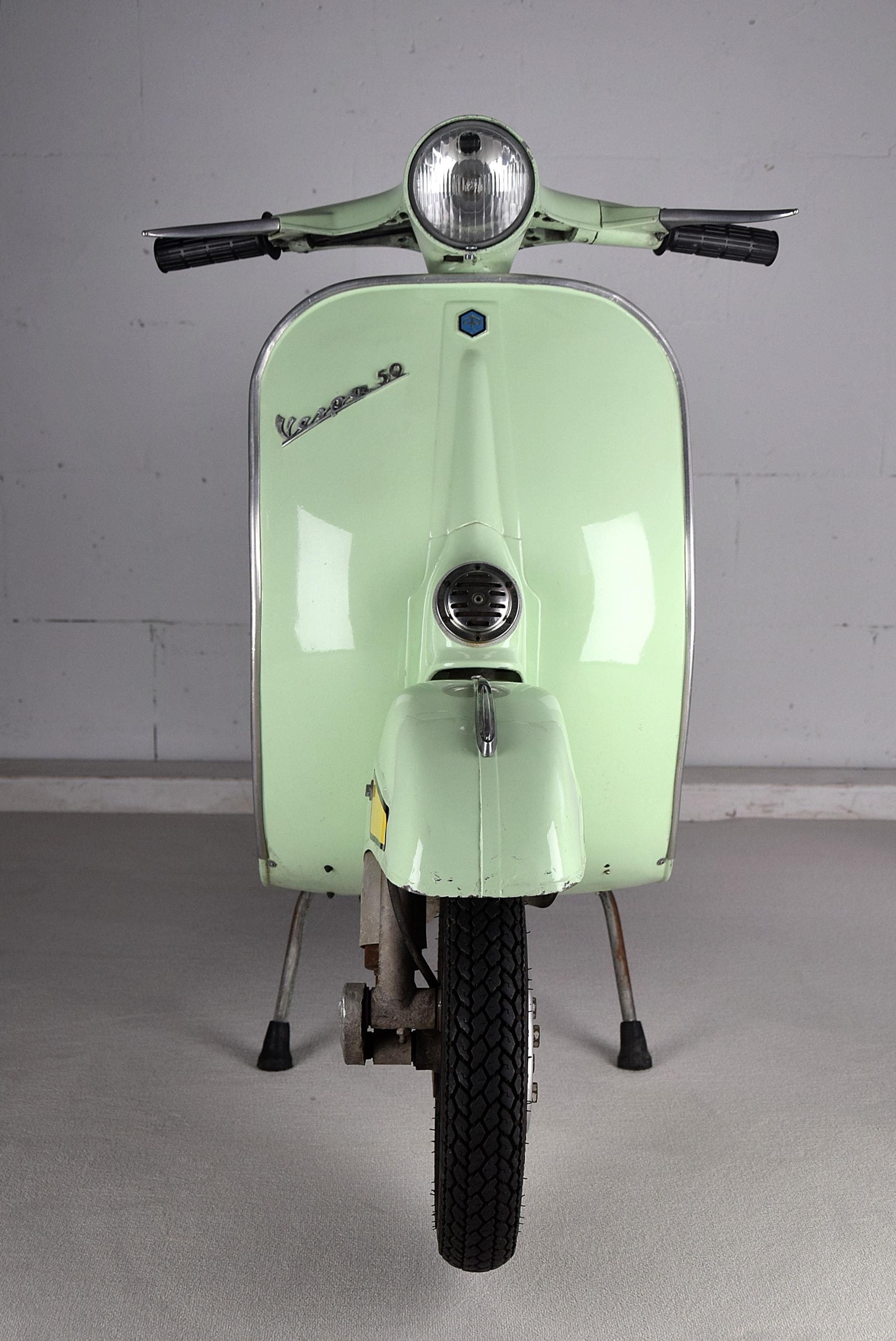 Piaggio model Vespa V50R from 1971. This stylish and elegant La Dolce VITA scooter is in great condition. This 50cc has been stored for the past 15 years. It has just been serviced. The carburator has been cleaned, oil changed, new tires, new cables