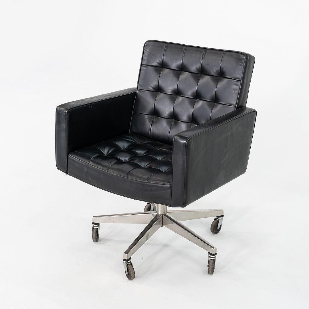 Dies ist ein Cafiero Executive Desk Chair, Modell 187, ursprünglich entworfen von Vincent Cafiero für Knoll im Jahr 1960. Diese Beispiele stammen aus dem Jahr 1971. Das Design ist mit schwarzem getuftetem Lederbezug mit Paspelierung ausgestattet und