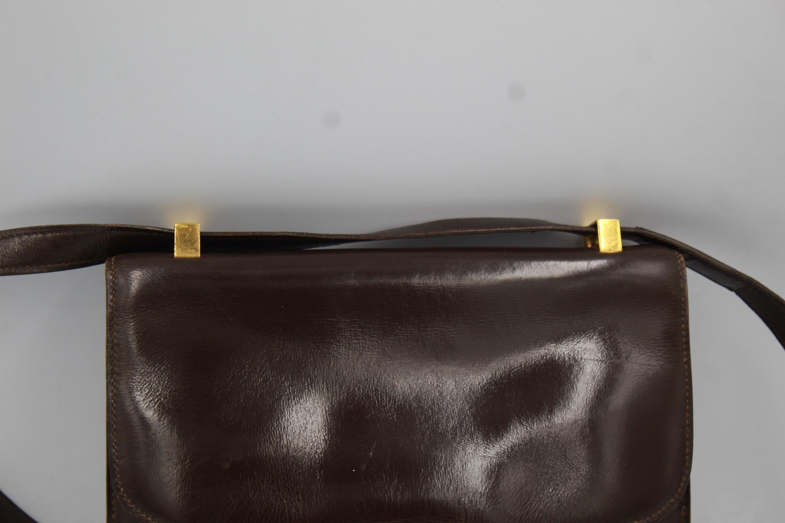 Nice vintage Hermes Constance bag in brown box leather.

Vintage bag in good vintage coondition for a bag of almost 50 years. Some signs of wear in the hardware ( scratches) and signs of wear in the leather
Size 23 cm