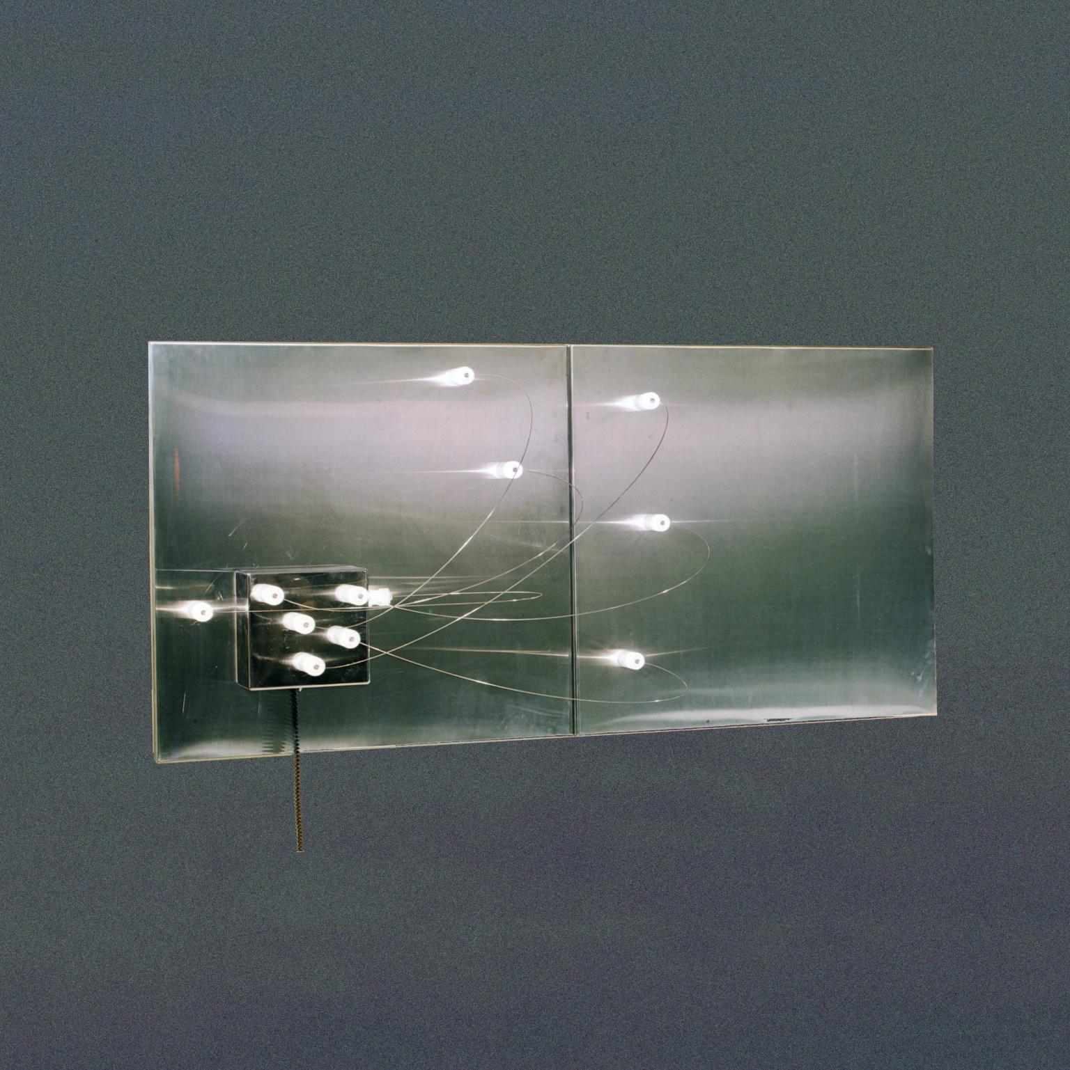 Äußerst seltene, modulare, skulpturale große Wandleuchte BT1 aus Edelstahl mit Niederspannungsleuchten mit magnetischen, beweglichen Plexiglas-/Lukitzylindern und einem beweglichen Würfel, der von der Haupttafel abgenommen und mit Leichtigkeit an