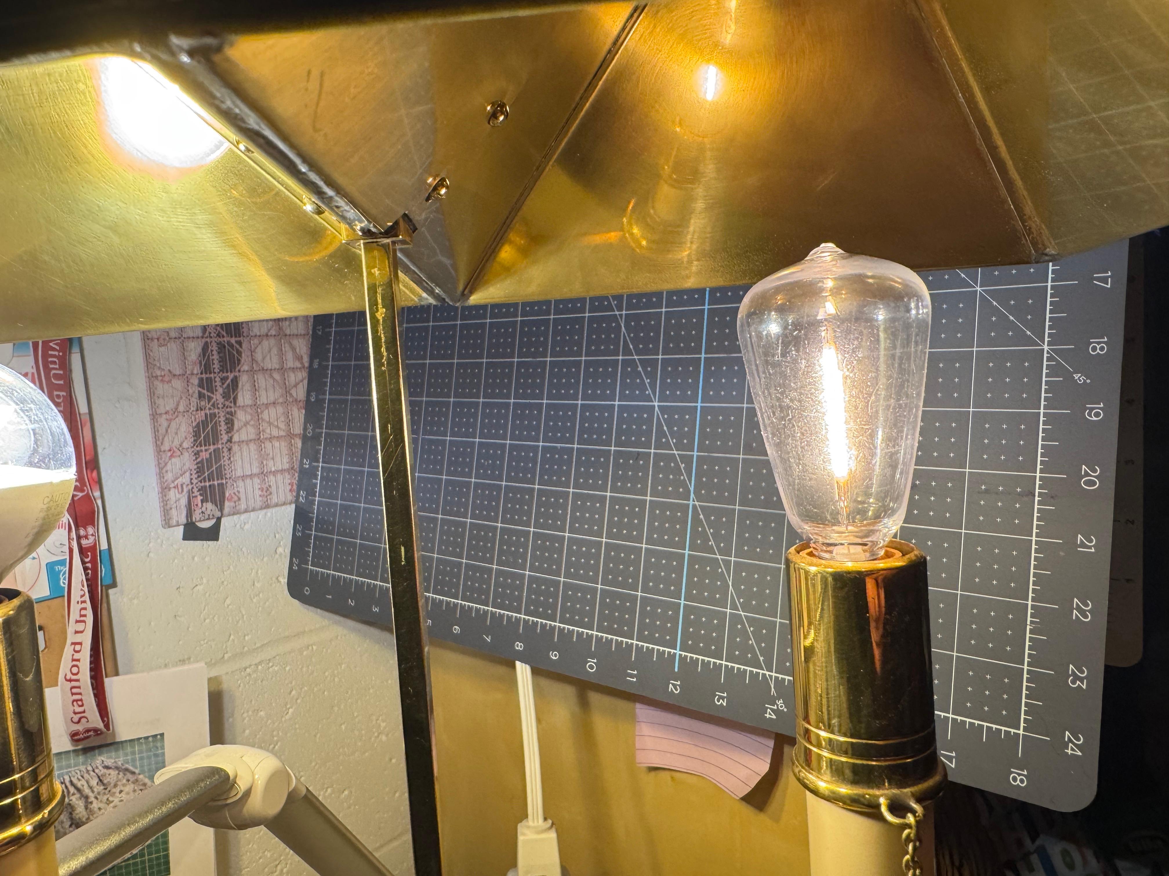 1972 Chapman Lámpara de mesa Bouillotte de latón y negro en venta 4