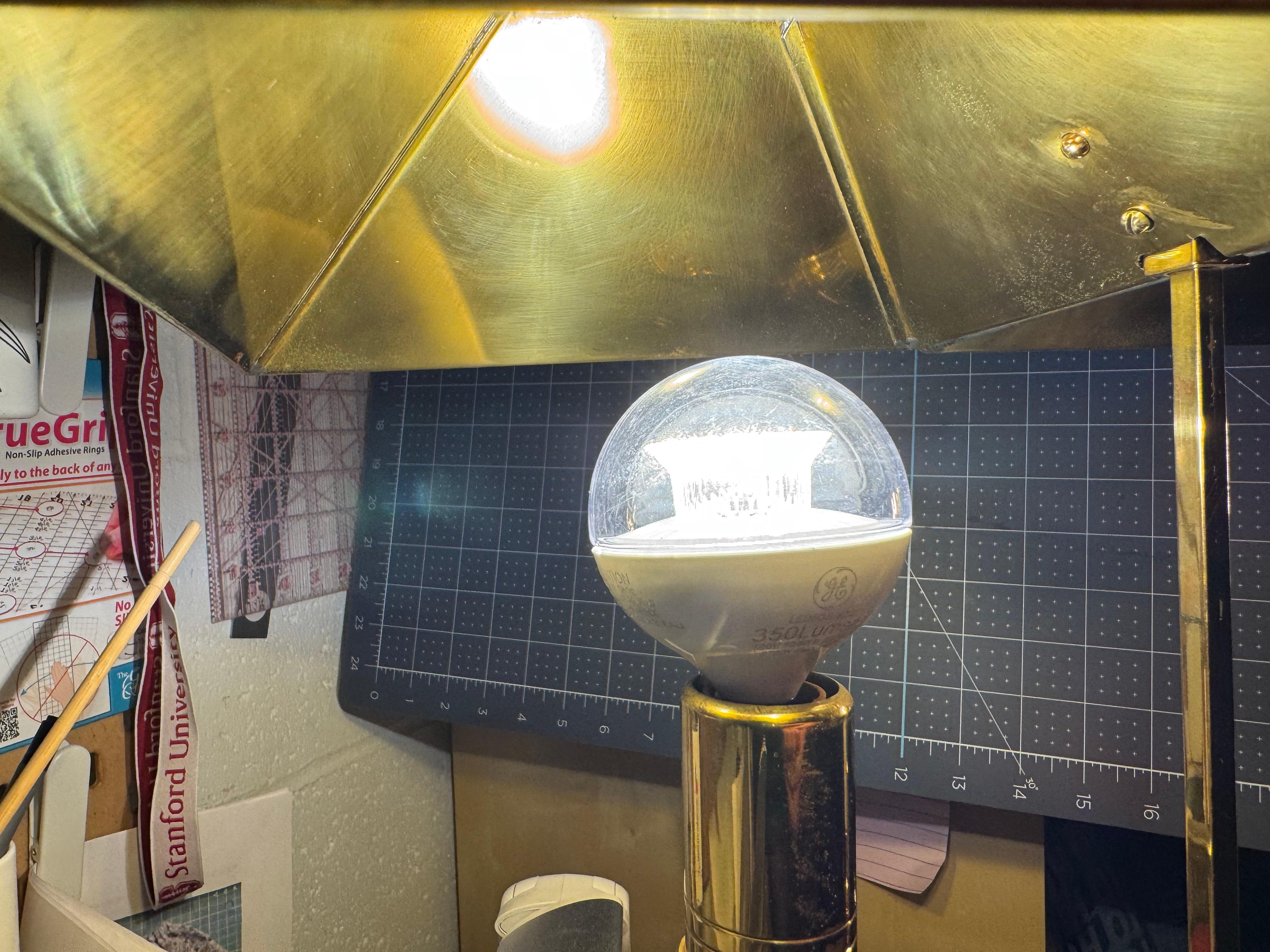 1972 Chapman Lámpara de mesa Bouillotte de latón y negro en venta 9