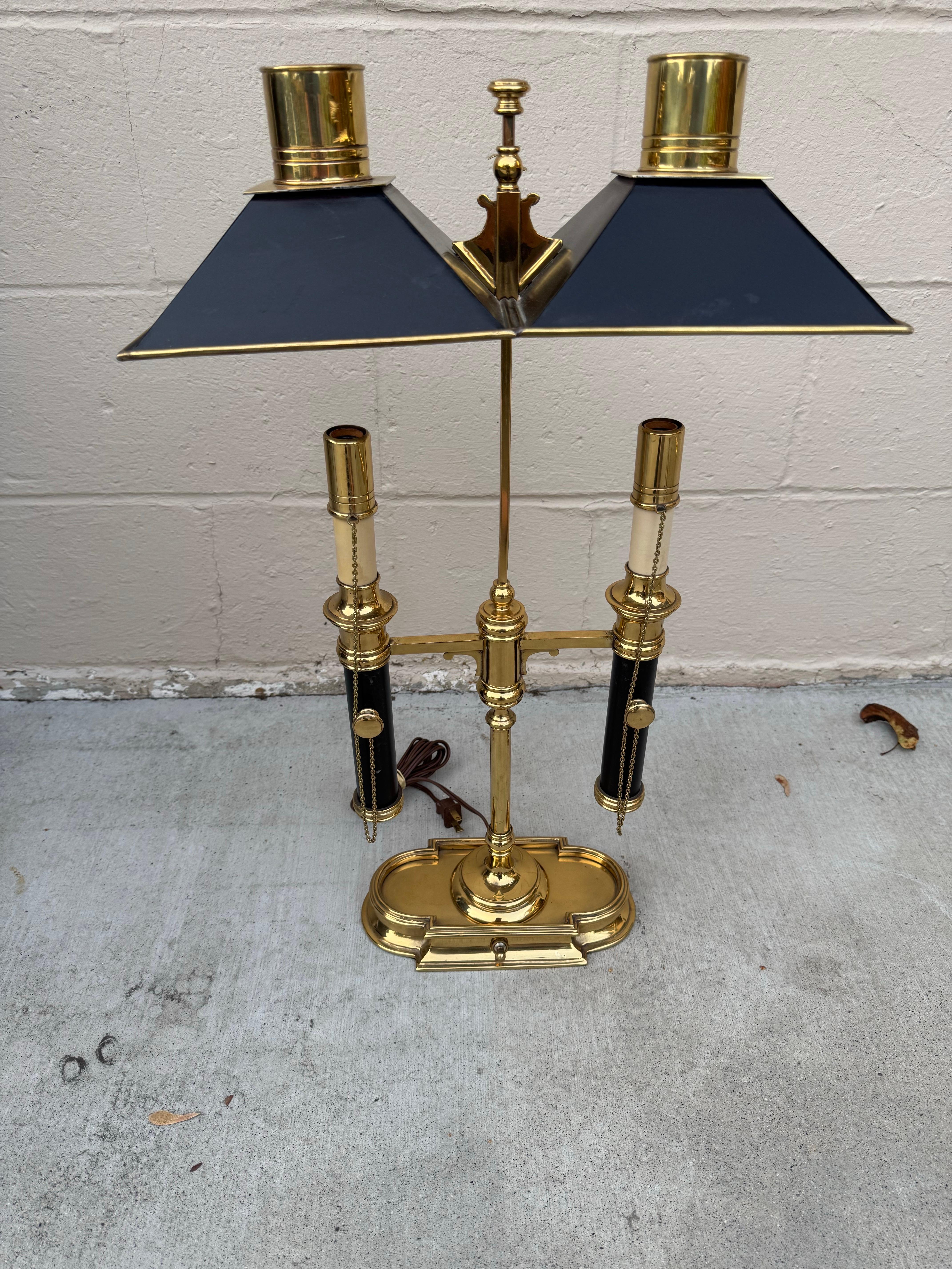 1972 Chapman Lámpara de mesa Bouillotte de latón y negro Imperio en venta