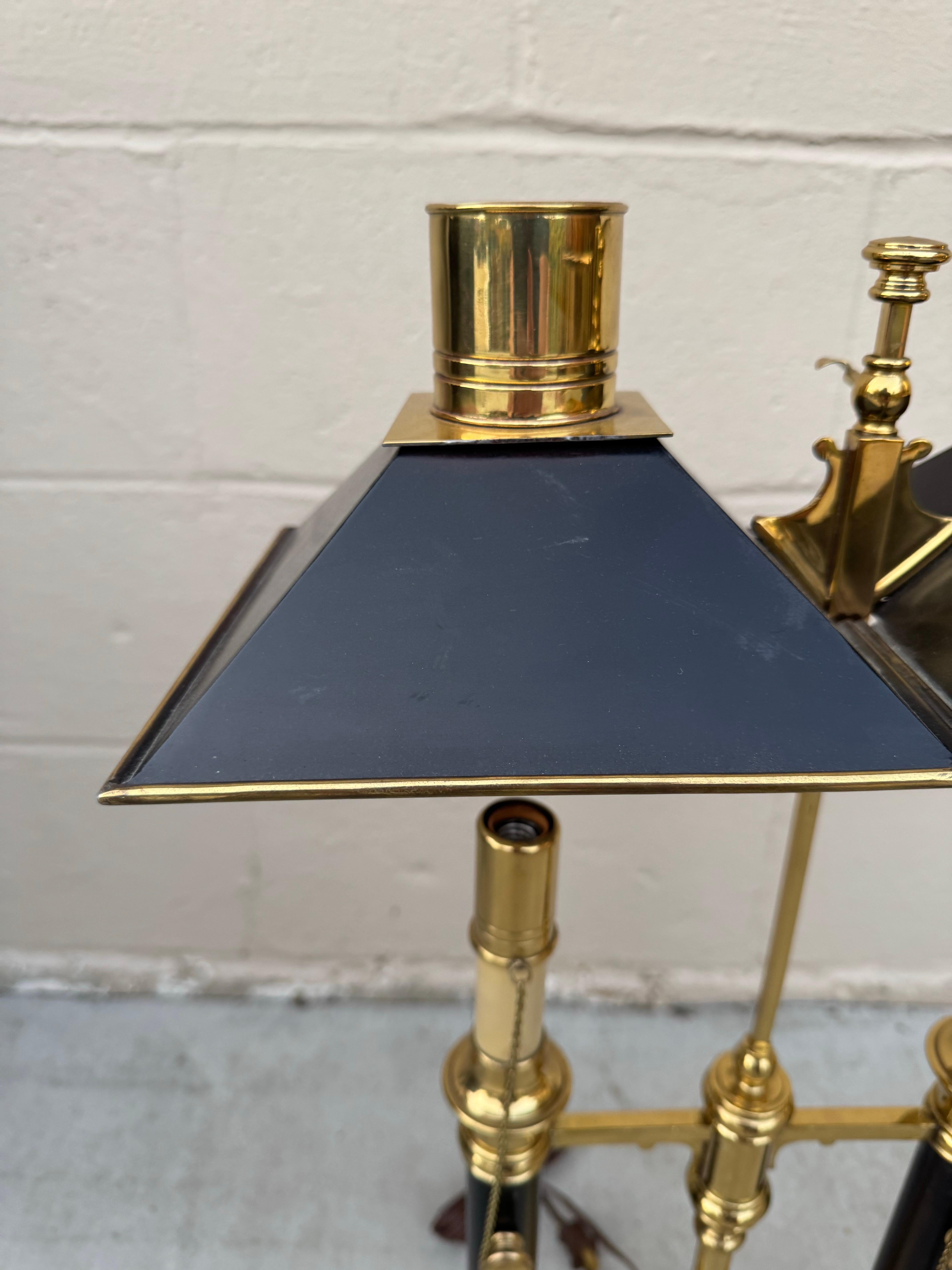 1972 Chapman Lámpara de mesa Bouillotte de latón y negro Hecho a máquina en venta