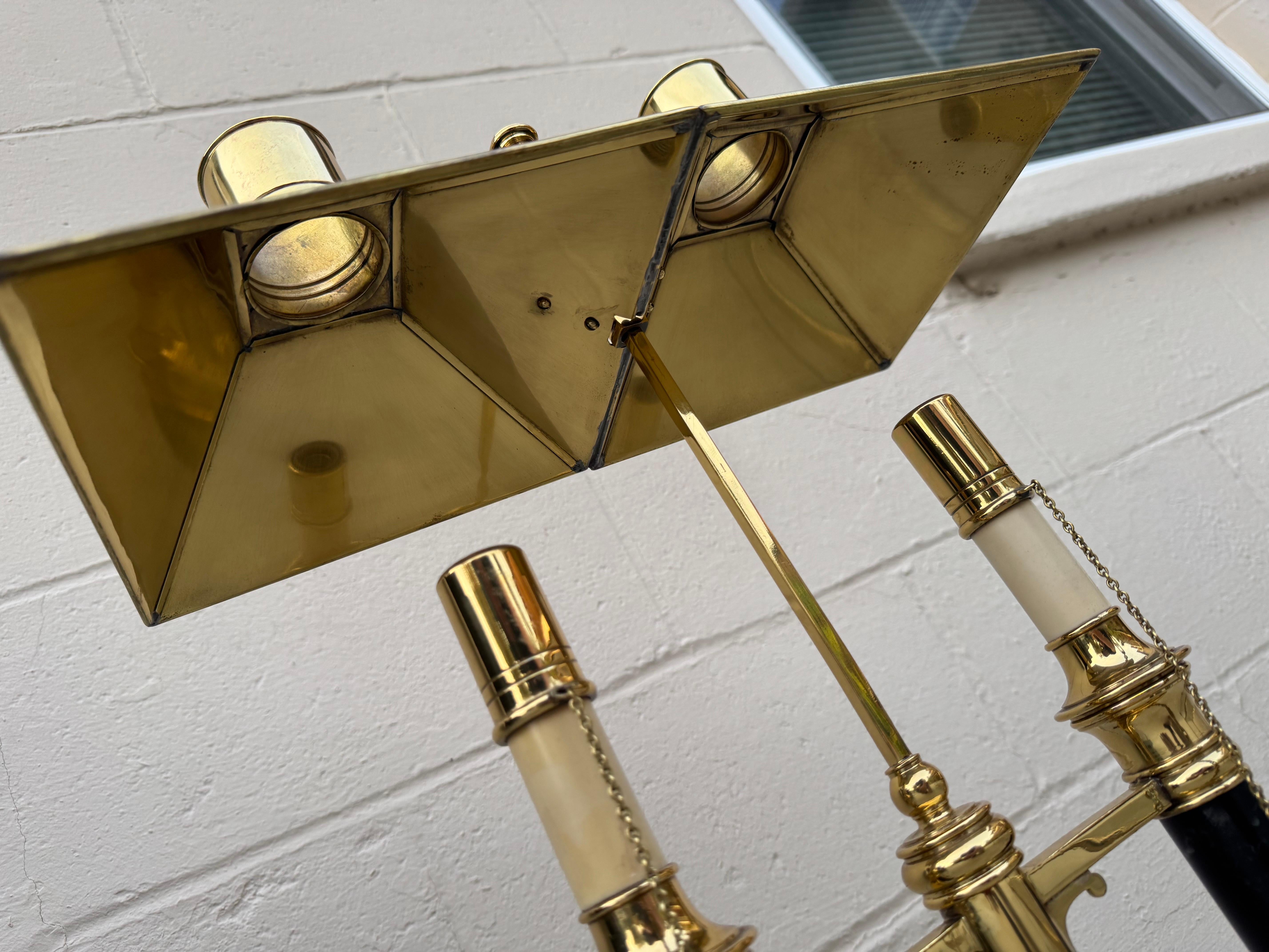 1972 Chapman Lámpara de mesa Bouillotte de latón y negro finales del siglo XX en venta