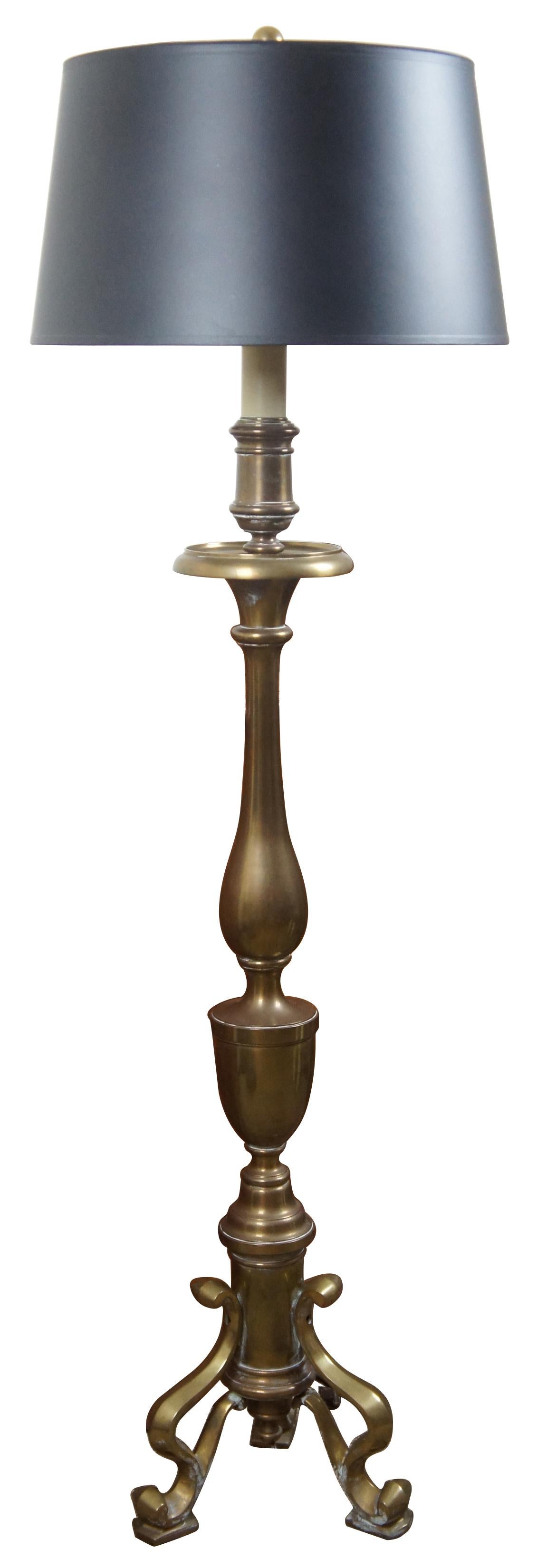 Vintage 1972 Chapman brass floor lamp. Model X739B floor candlestick lamp. Features Hollywood Regency or traditional styling.

Measures: Shade 18.25” x 10” (Diameter x height).