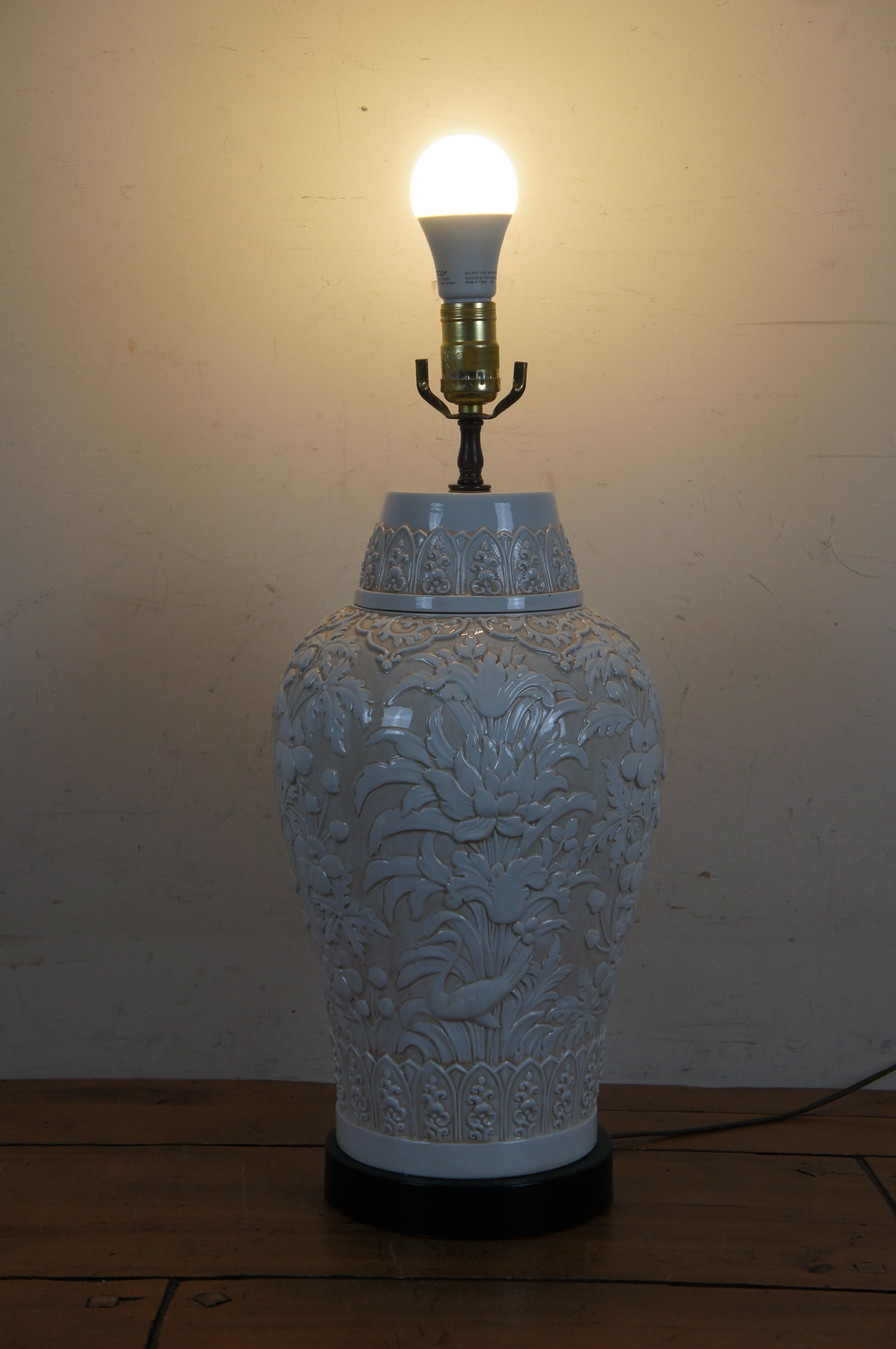 1972 Chapman Chinoiserie Lampe de table en porcelaine blanche avec fleurs et oiseaux en relief 21
