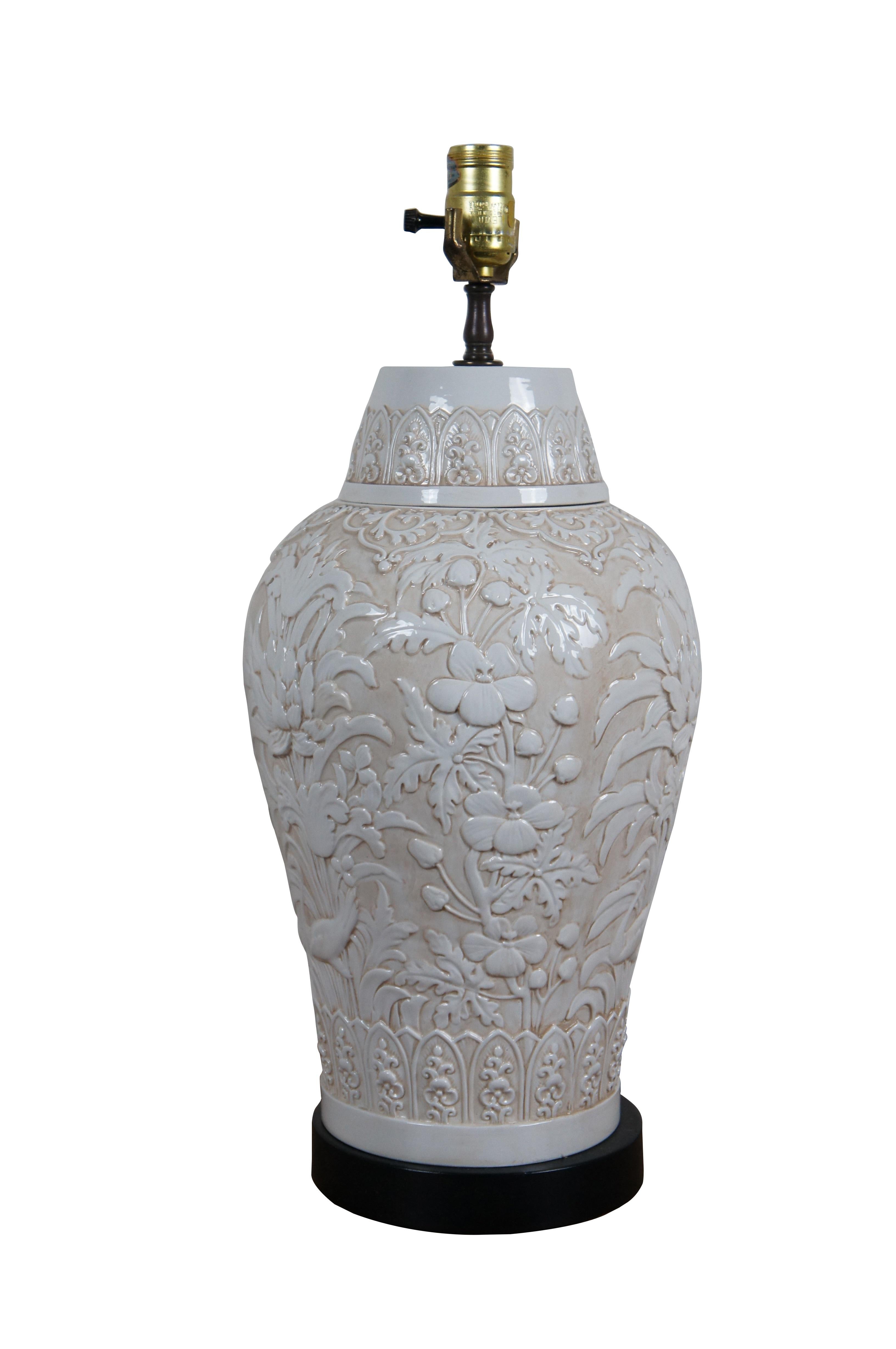 Chinoiseries 1972 Chapman Chinoiserie Lampe de table en porcelaine blanche avec fleurs et oiseaux en relief 21