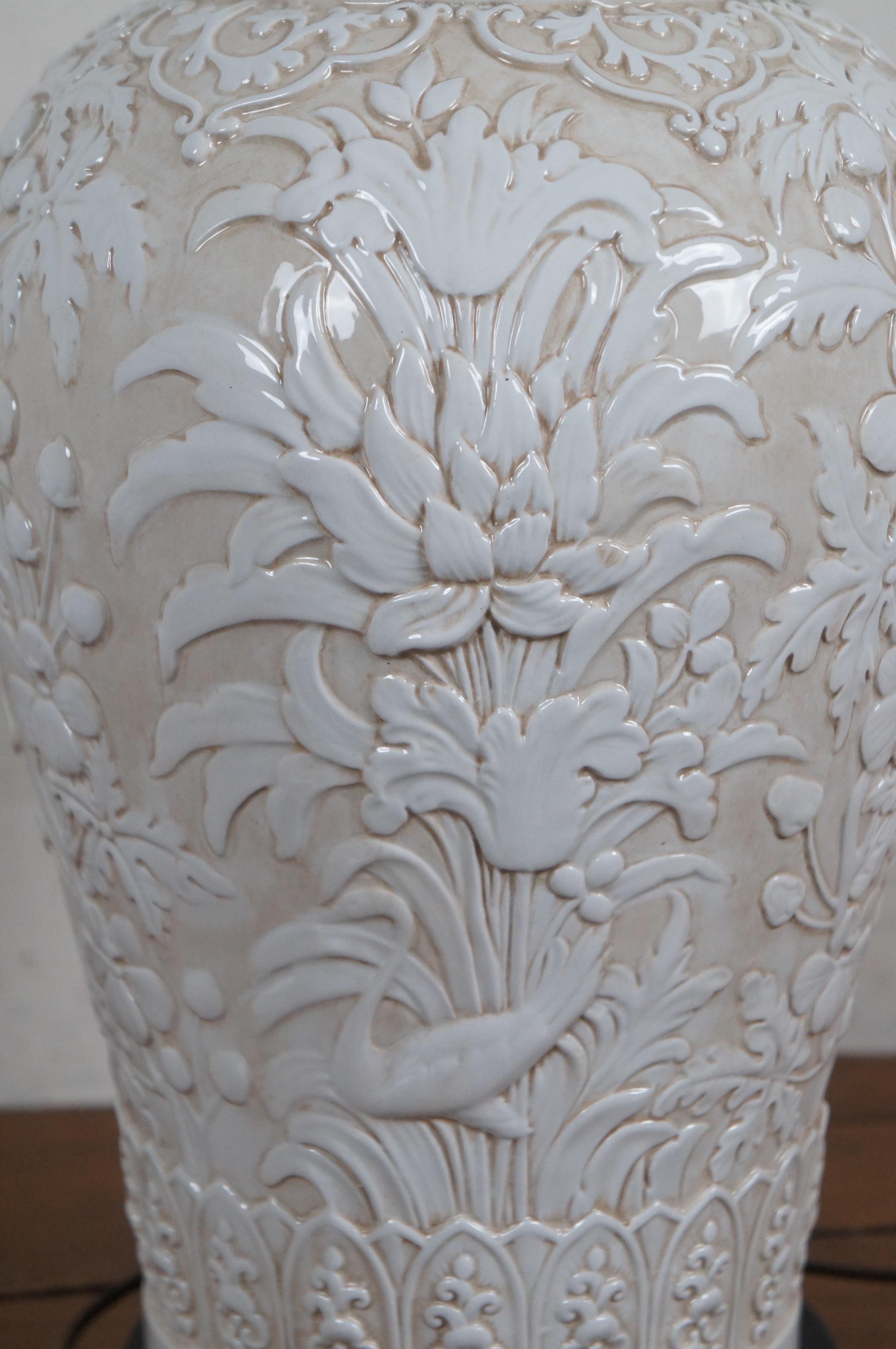 Fin du 20e siècle 1972 Chapman Chinoiserie Lampe de table en porcelaine blanche avec fleurs et oiseaux en relief 21