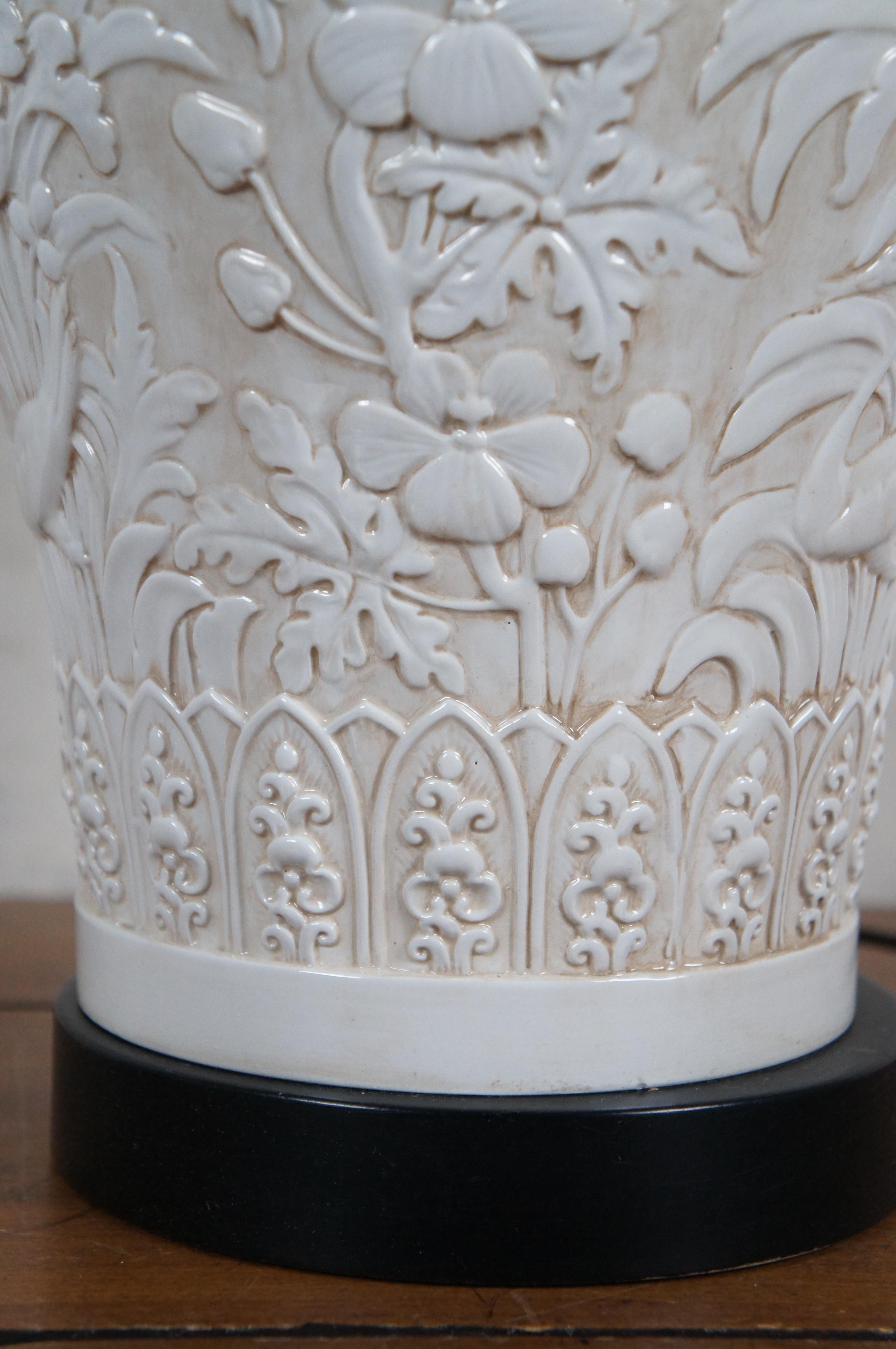 Porcelaine 1972 Chapman Chinoiserie Lampe de table en porcelaine blanche avec fleurs et oiseaux en relief 21