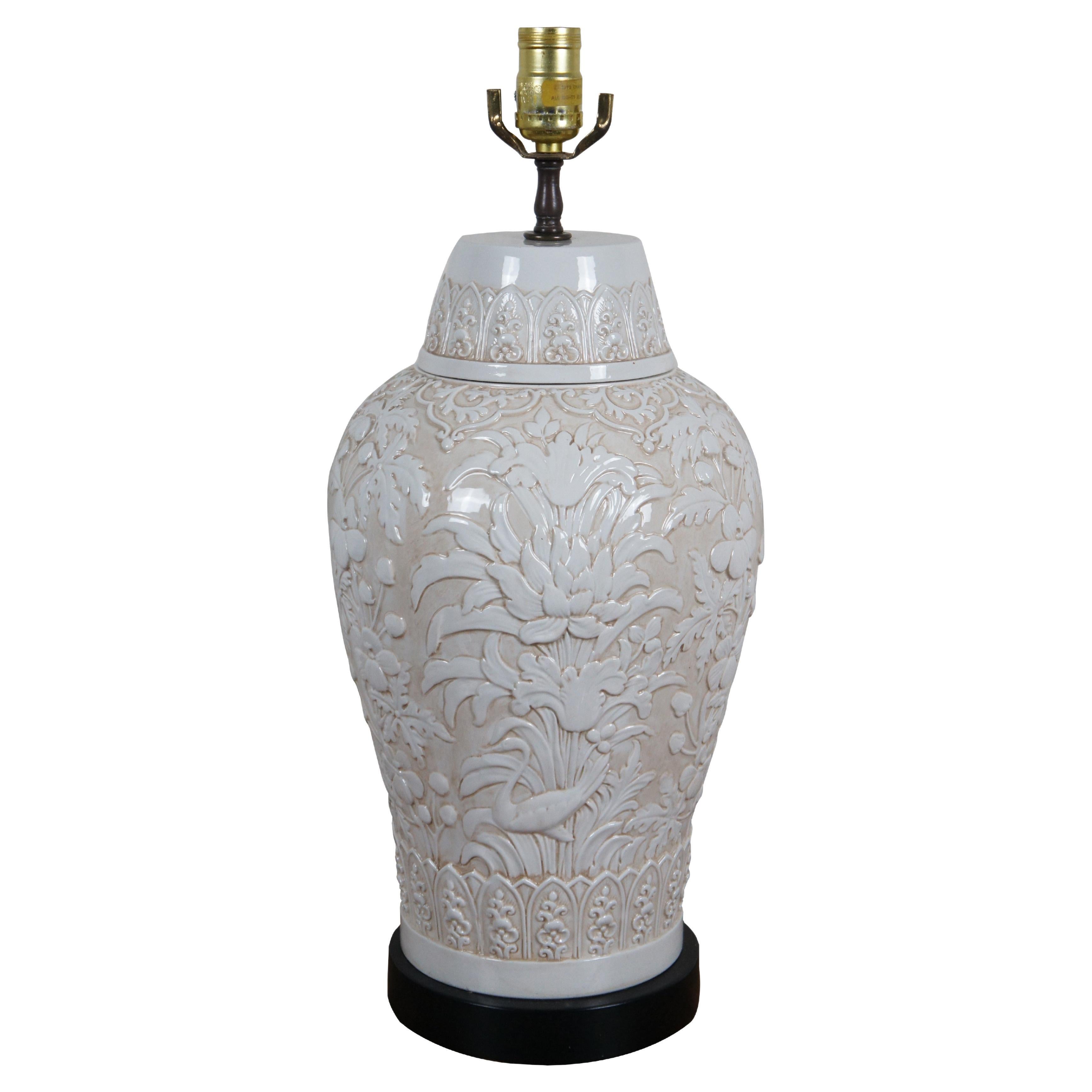 1972 Chapman Chinoiserie Lampe de table en porcelaine blanche avec fleurs et oiseaux en relief 21". en vente