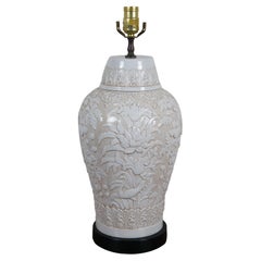 1972 Chapman Chinoiserie Lampe de table en porcelaine blanche avec fleurs et oiseaux en relief 21".
