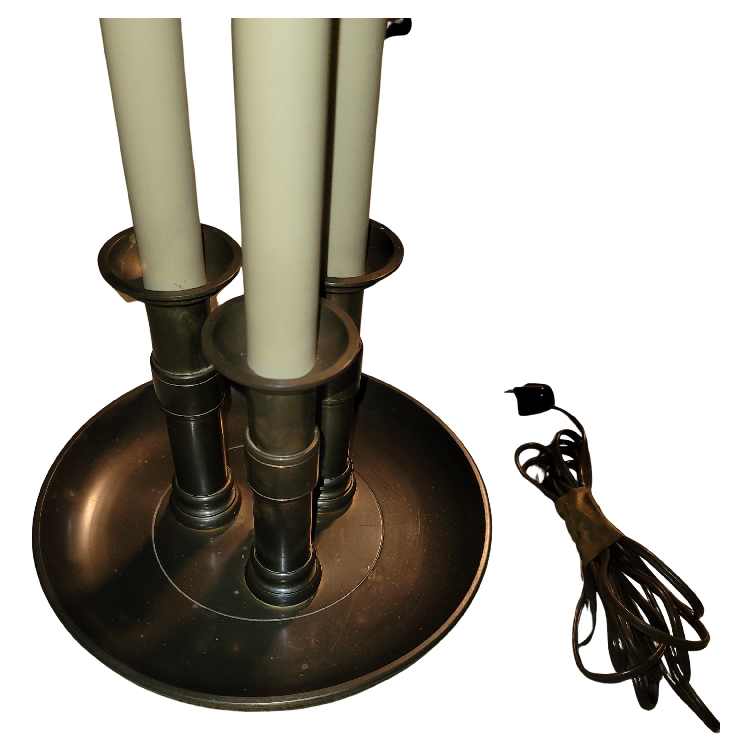 1972 Chapman Bouillotte-Lampe aus patiniertem Metall mit Tole-Schirm (Metallarbeit) im Angebot
