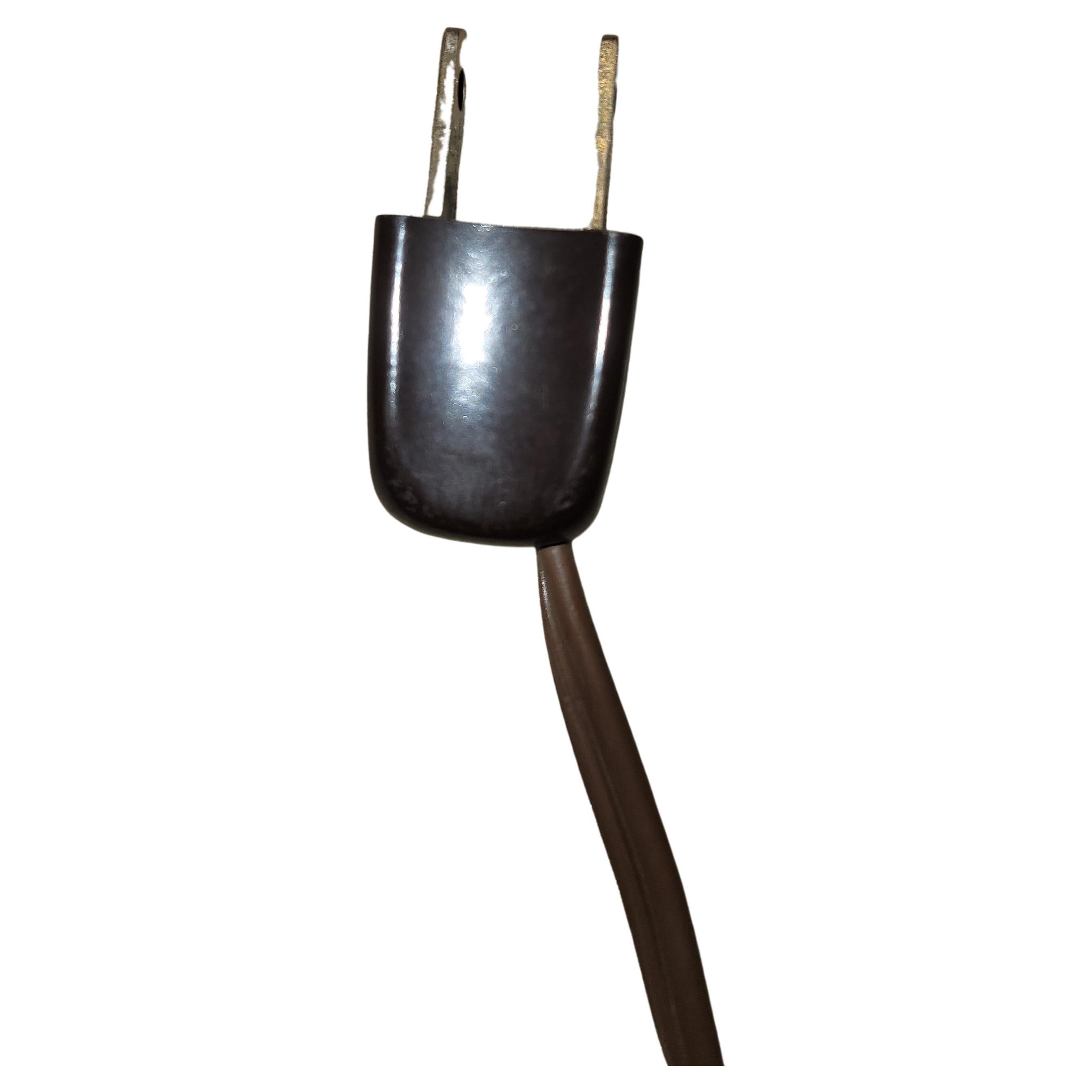 lampe Bouillotte 1972 Chapman en métal patiné avec abat-jour en tôle. Base de 9,5 pouces de diamètre. La lampe mesure 33