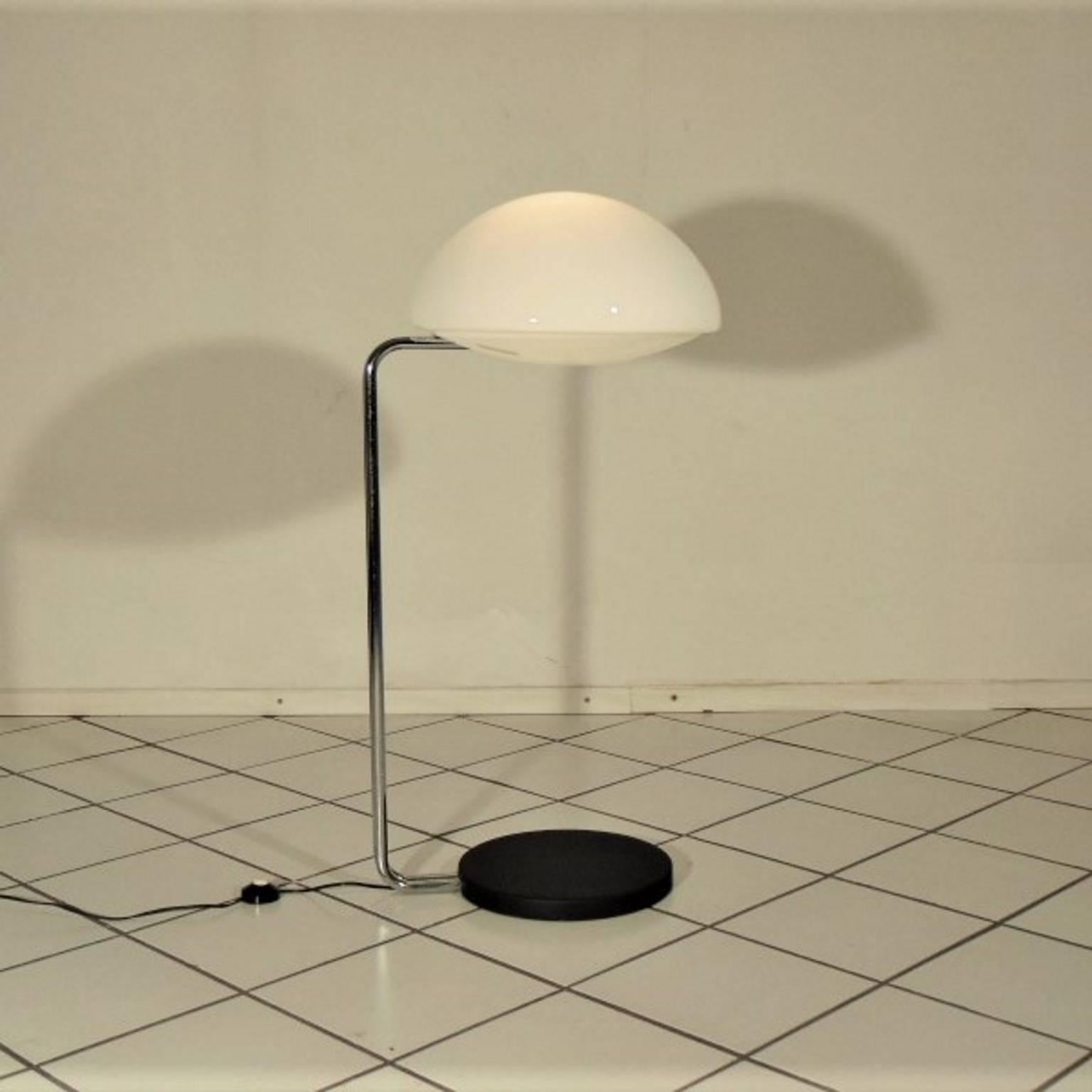 1972 Floor Lamp Opaline White Glass, Steel, Black Base by Sormani Nucleo, Italy In Good Condition For Sale In Arosio, IT