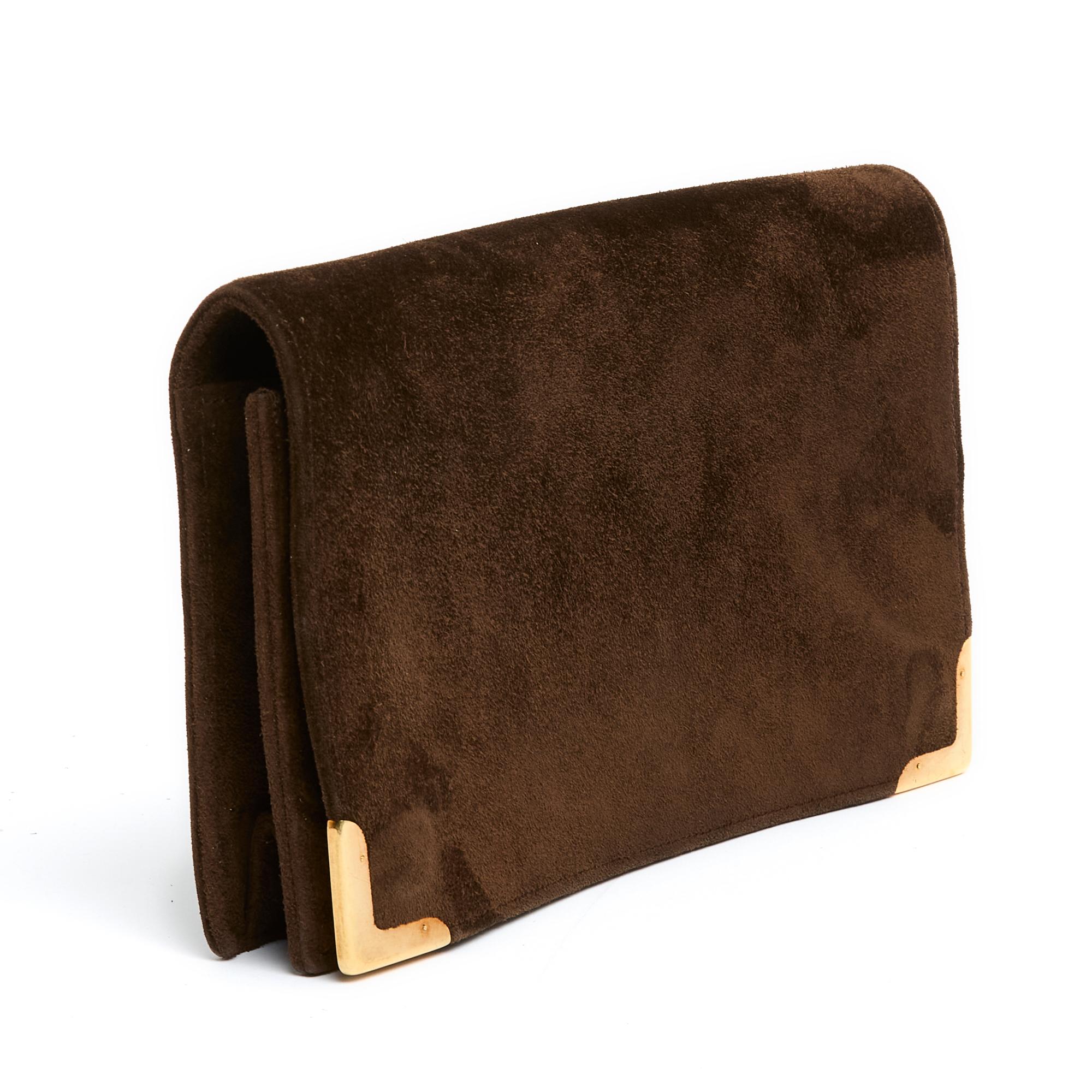 Hermès Coins d'Or clutch bag in brown suede and 18-carat gold (for the corners of the flap), interior in soft leather with 1 zipped pocket and its small leather zipper and 1 front pocket marked with the Hermès Paris logo, year 1972. Width 22 cm x
