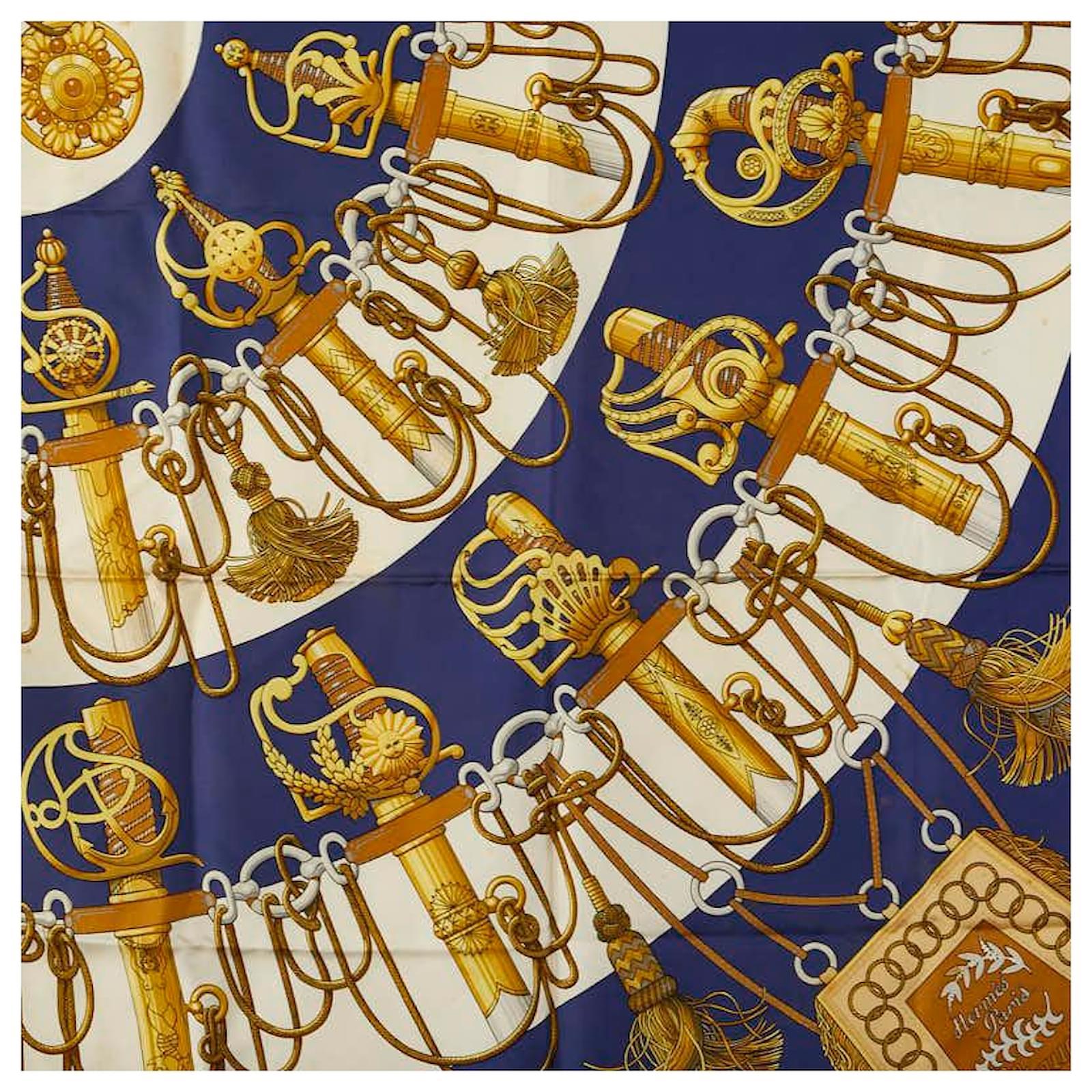 I foulard di Hermès, introdotti per la prima volta nel 1937, sono diventati simboli iconici del lusso e dell'artigianato francese, celebrati per la loro seta pregiata, i bordi arrotolati a mano e le stampe artistiche che riflettono il patrimonio e