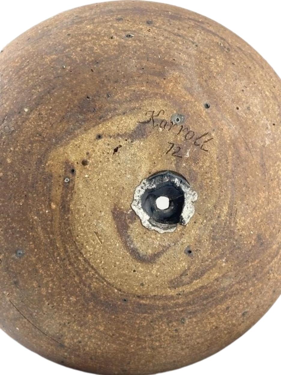 1972 Karroll Studio Pottery Jardinera colgante - Cerámica rústica con cuero Rústico en venta