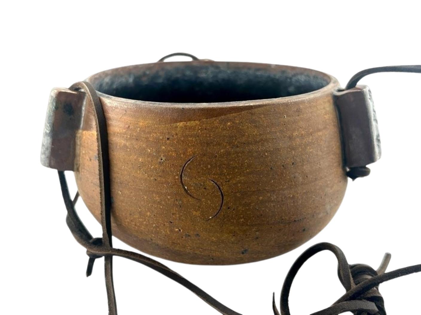 1972 Karroll Studio Pottery Jardinera colgante - Cerámica rústica con cuero Glaseado en venta