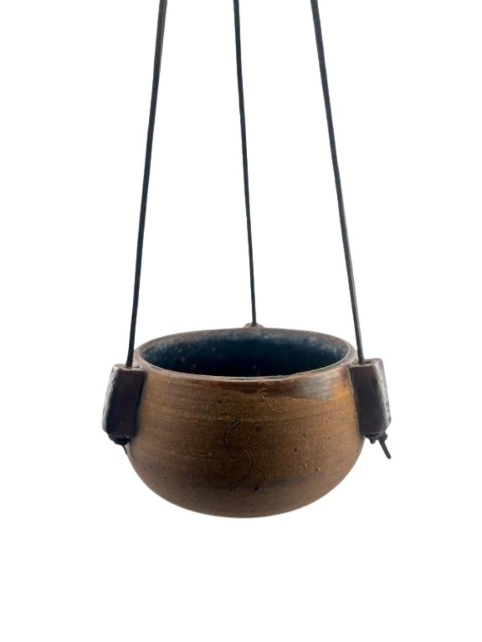 1972 Karroll Studio Pottery Jardinera colgante - Cerámica rústica con cuero en Bueno estado para la venta en West Hollywood, CA