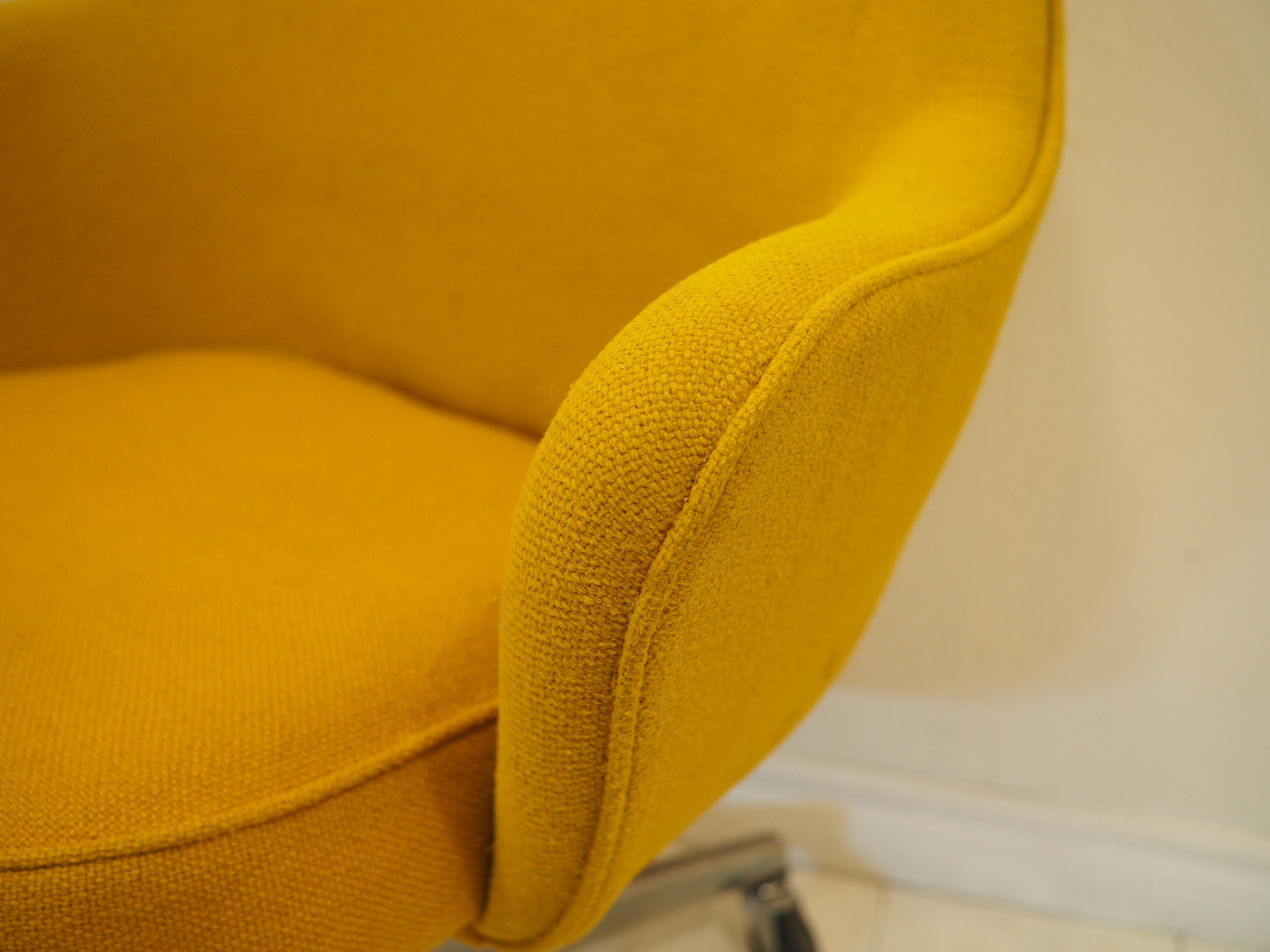 1972 Knoll swivel armchair, designed by Eero Saarinen.

Original mustard coloured fabric shows minor signs of wear and discoloration but is overall in good vintage condition.

Chair will likely have to be reupholstered and/or have structural foam