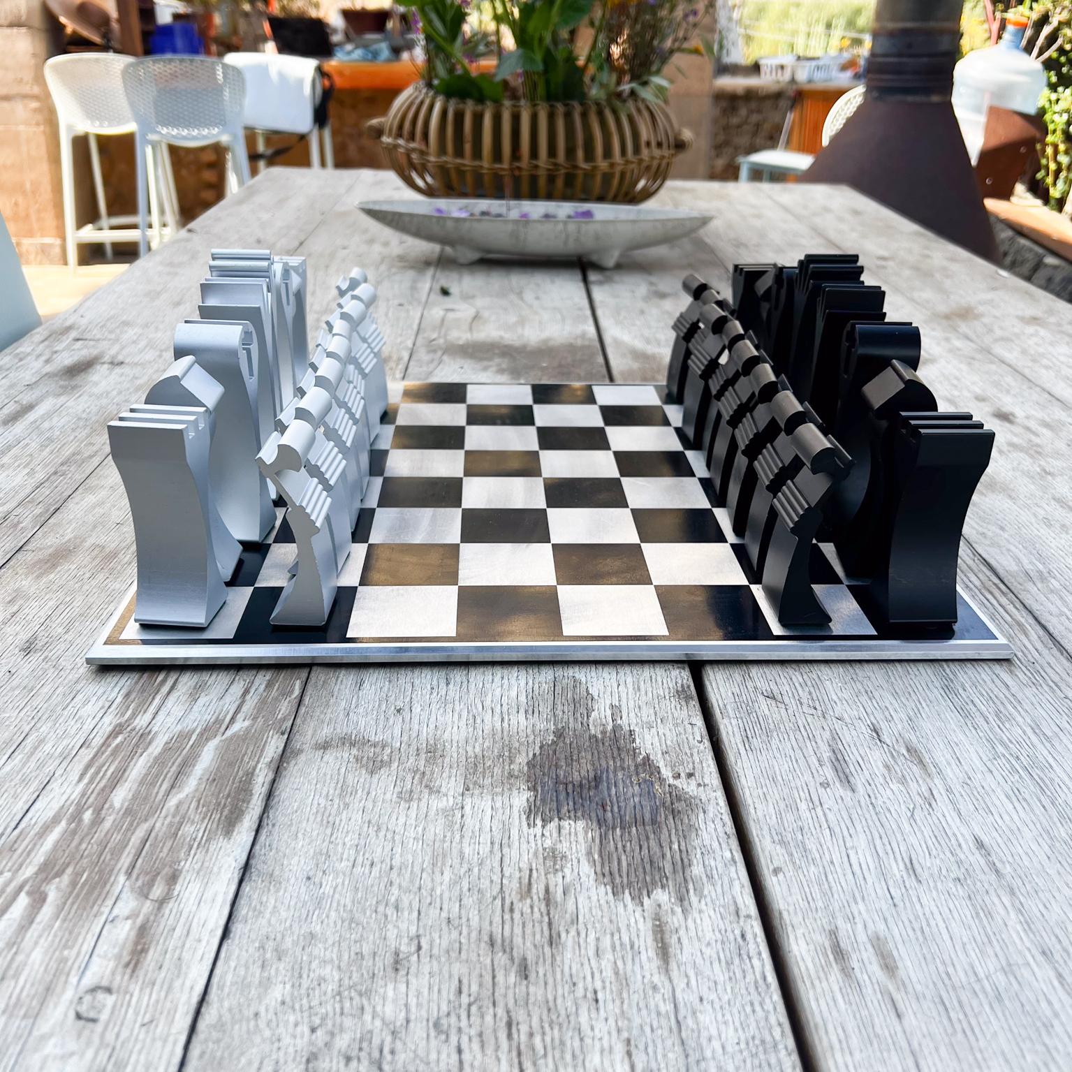 1972 Modernist Columbia Aluminum Chess Set by Scott Wolfe In Good Condition For Sale In Chula Vista, CA