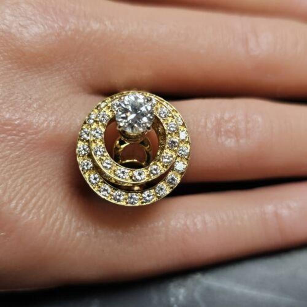 Dies ist eine atemberaubende 1972 Norman Teufel Spinner Ring aus 18k Gelbgold gefertigt, mit einem 3/4ct Zentrum Diamant als Hauptstein. Der Ring ist eine Größe 6,5 und verfügt über eine einzigartige Spinner Stil mit 3 runden Diamanten verkrustet