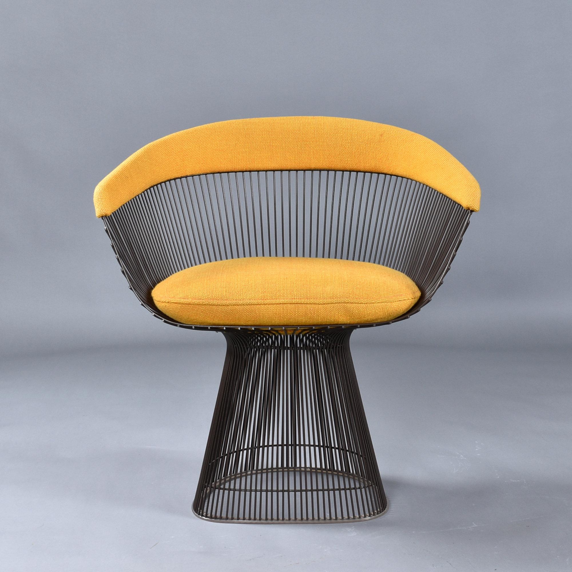 No se trata simplemente de una silla, sino de un vivo emblema del modernismo escultórico. Fabricado en 1972 por Warren Platner para Knoll, este sillón presenta la forma de varilla de alambre característica de Platner, meticulosamente soldada para