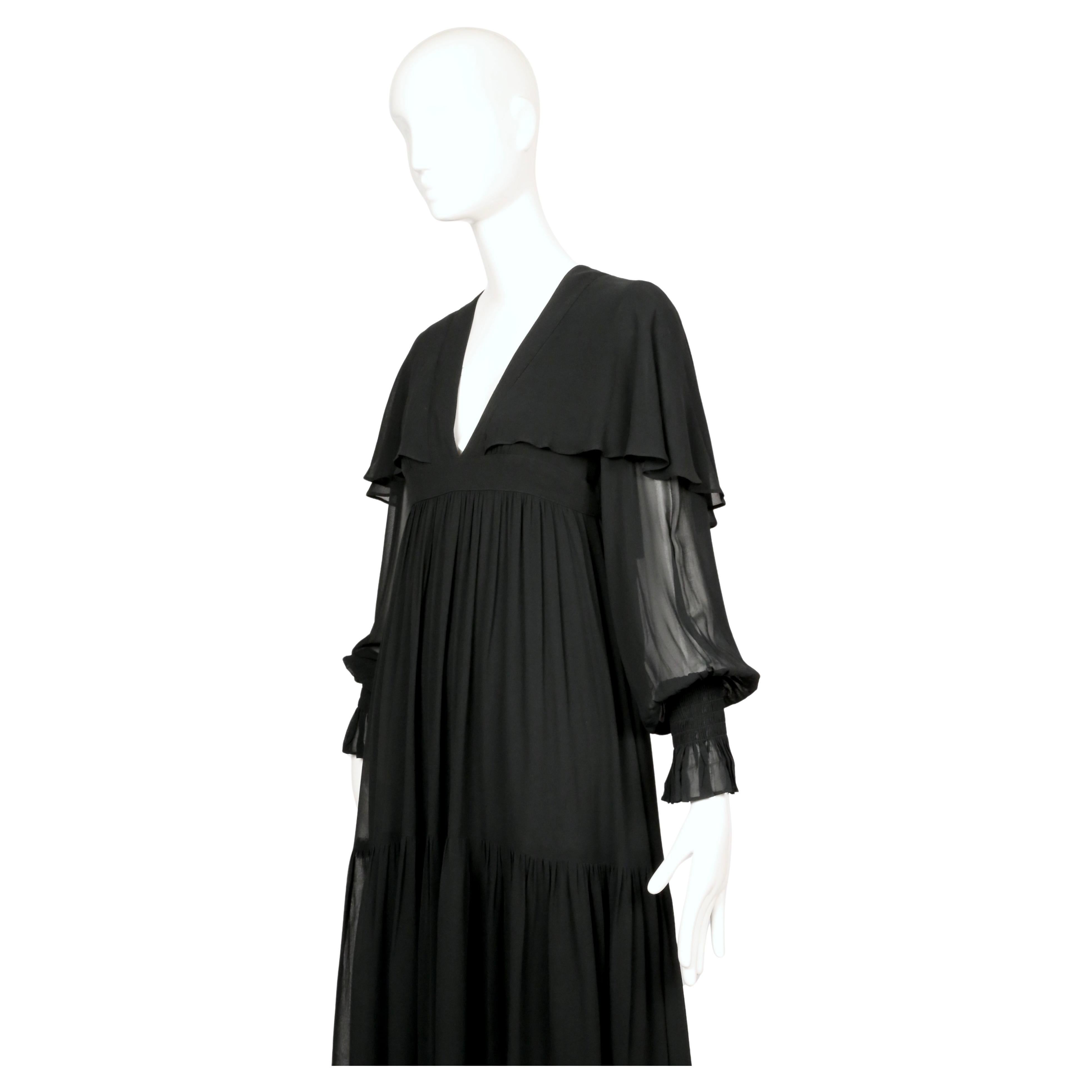 1972 OSSIE CLARK robe du soir en mousseline de soie noire avec capelet en vente 5
