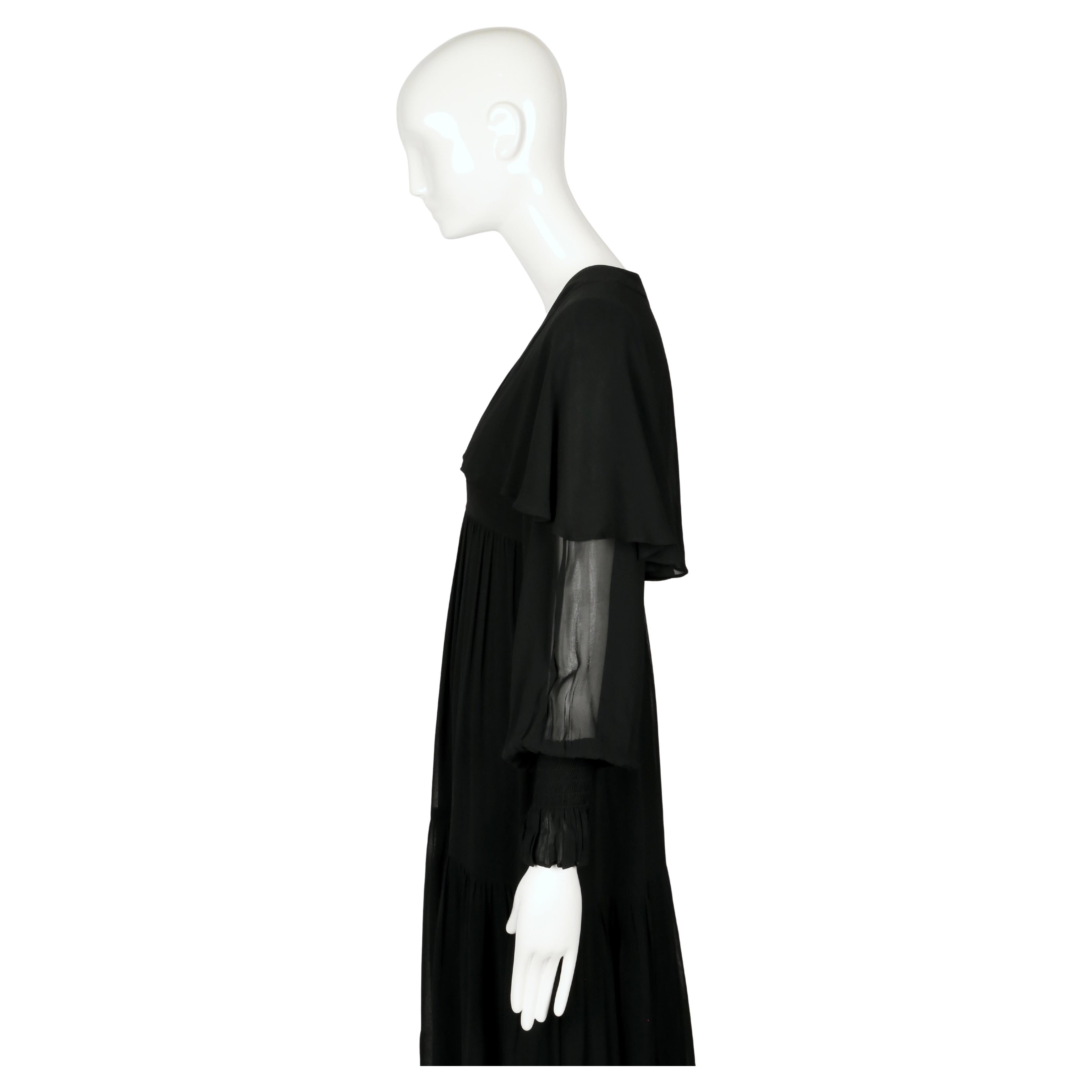 1972 OSSIE CLARK robe du soir en mousseline de soie noire avec capelet en vente 6