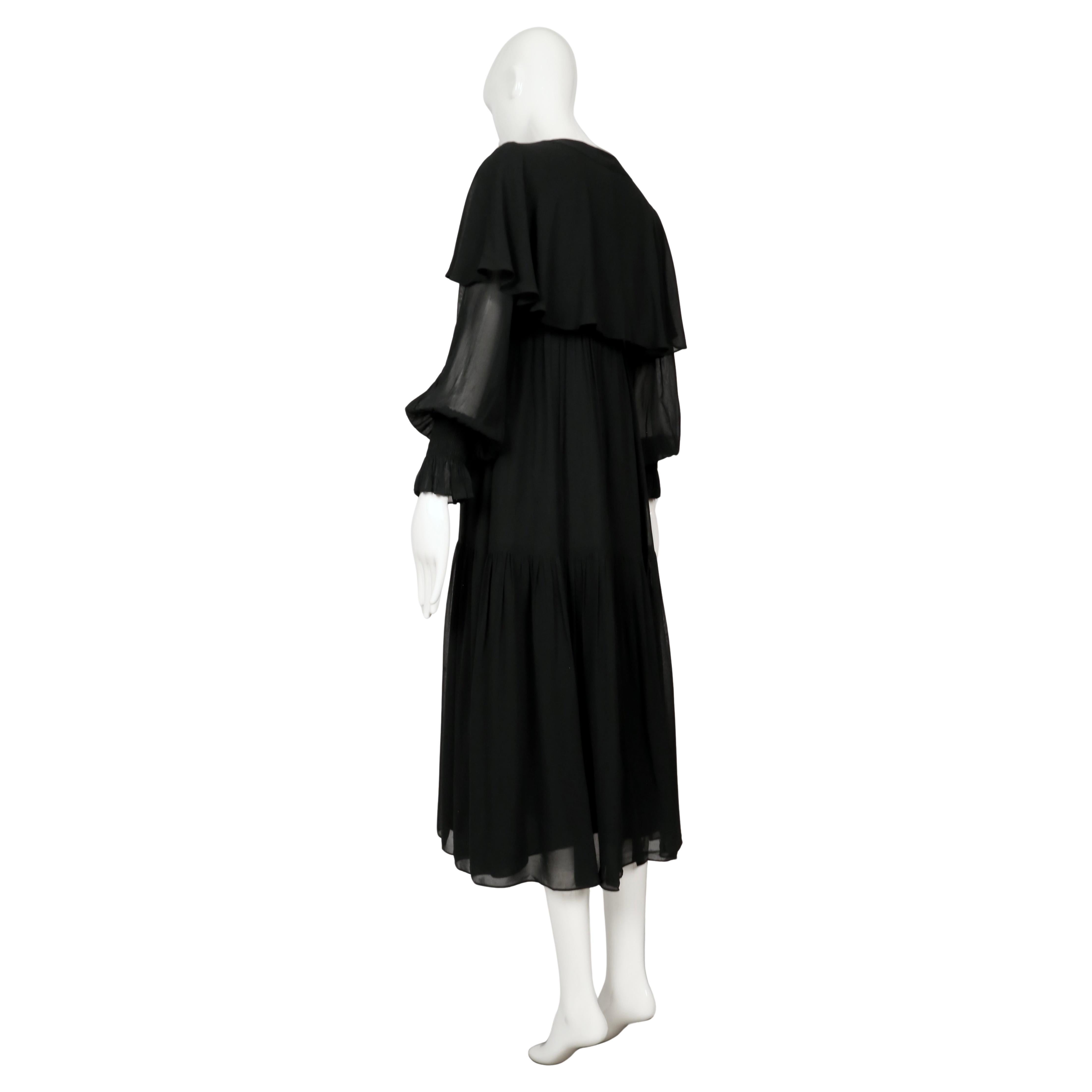 1972 OSSIE CLARK robe du soir en mousseline de soie noire avec capelet en vente 7
