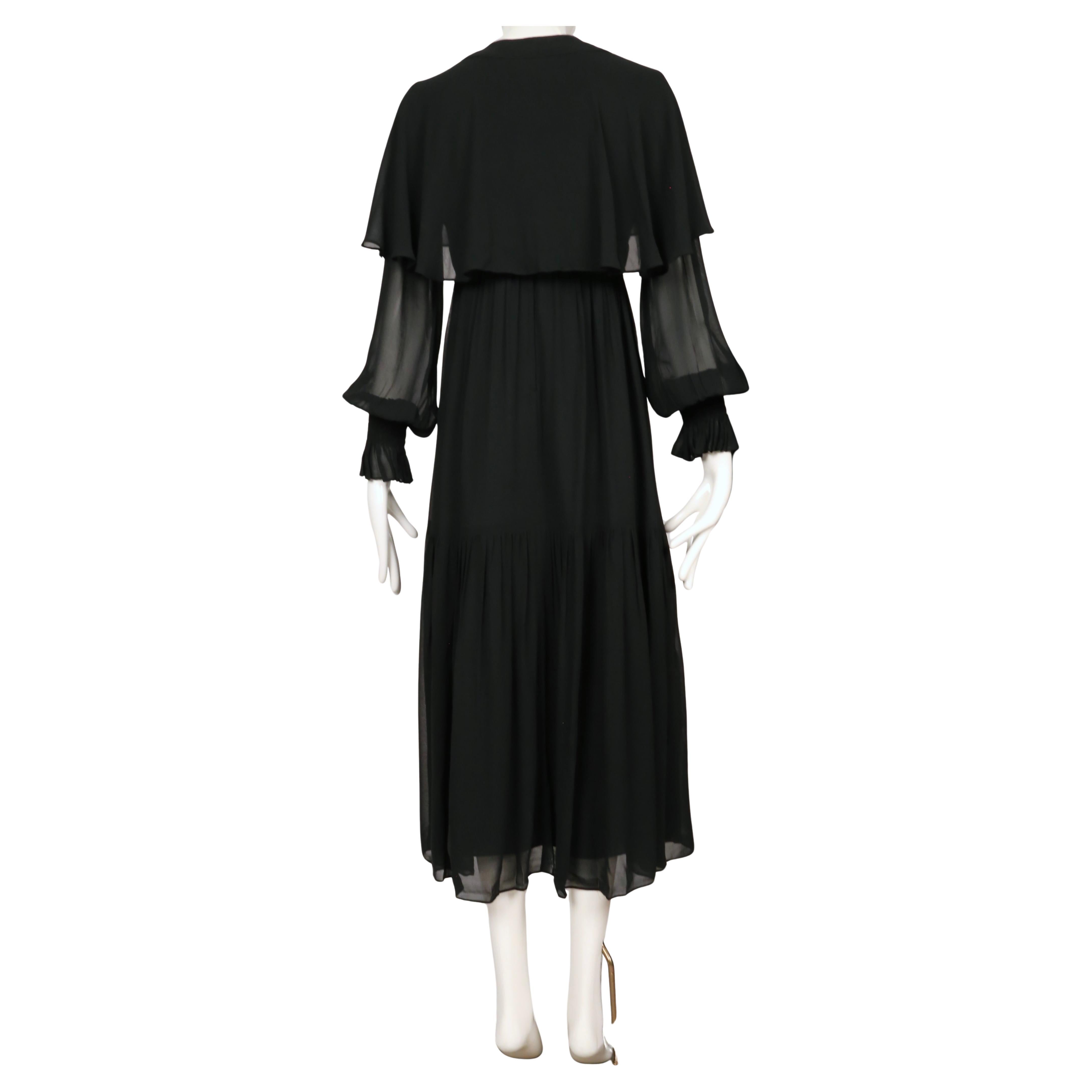 1972 OSSIE CLARK robe du soir en mousseline de soie noire avec capelet en vente 8
