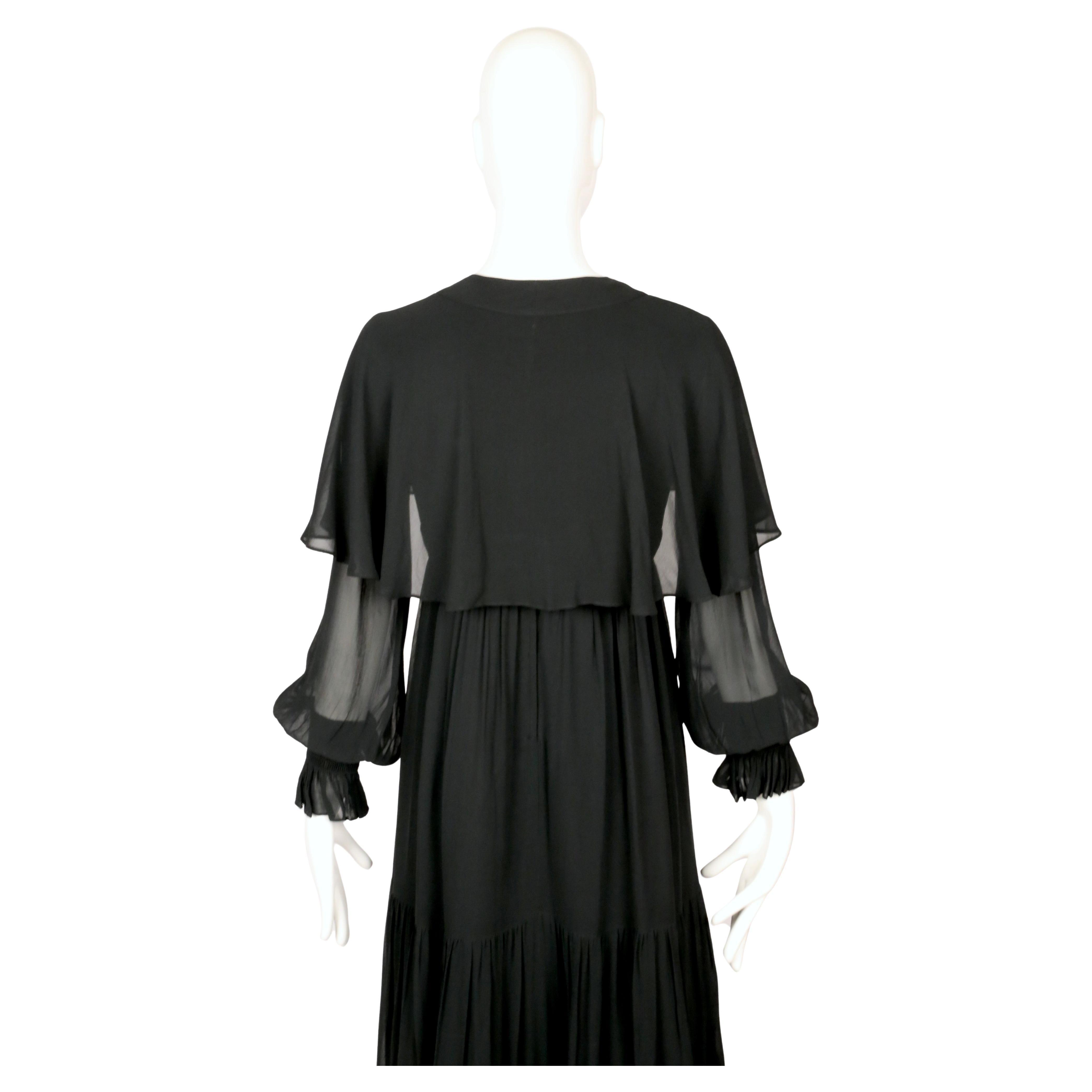 1972 OSSIE CLARK robe du soir en mousseline de soie noire avec capelet en vente 9
