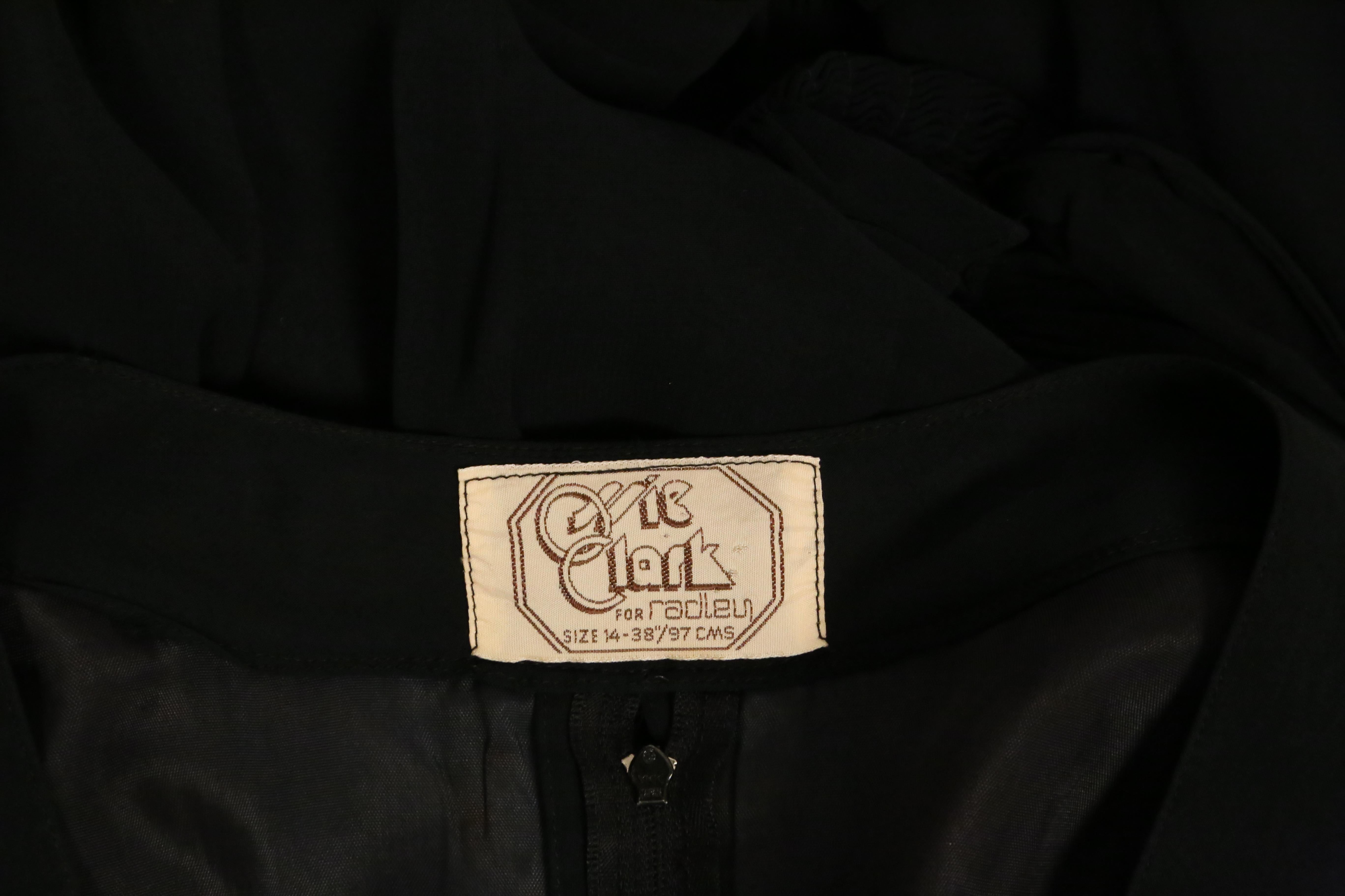 1972 OSSIE CLARK robe du soir en mousseline de soie noire avec capelet en vente 10