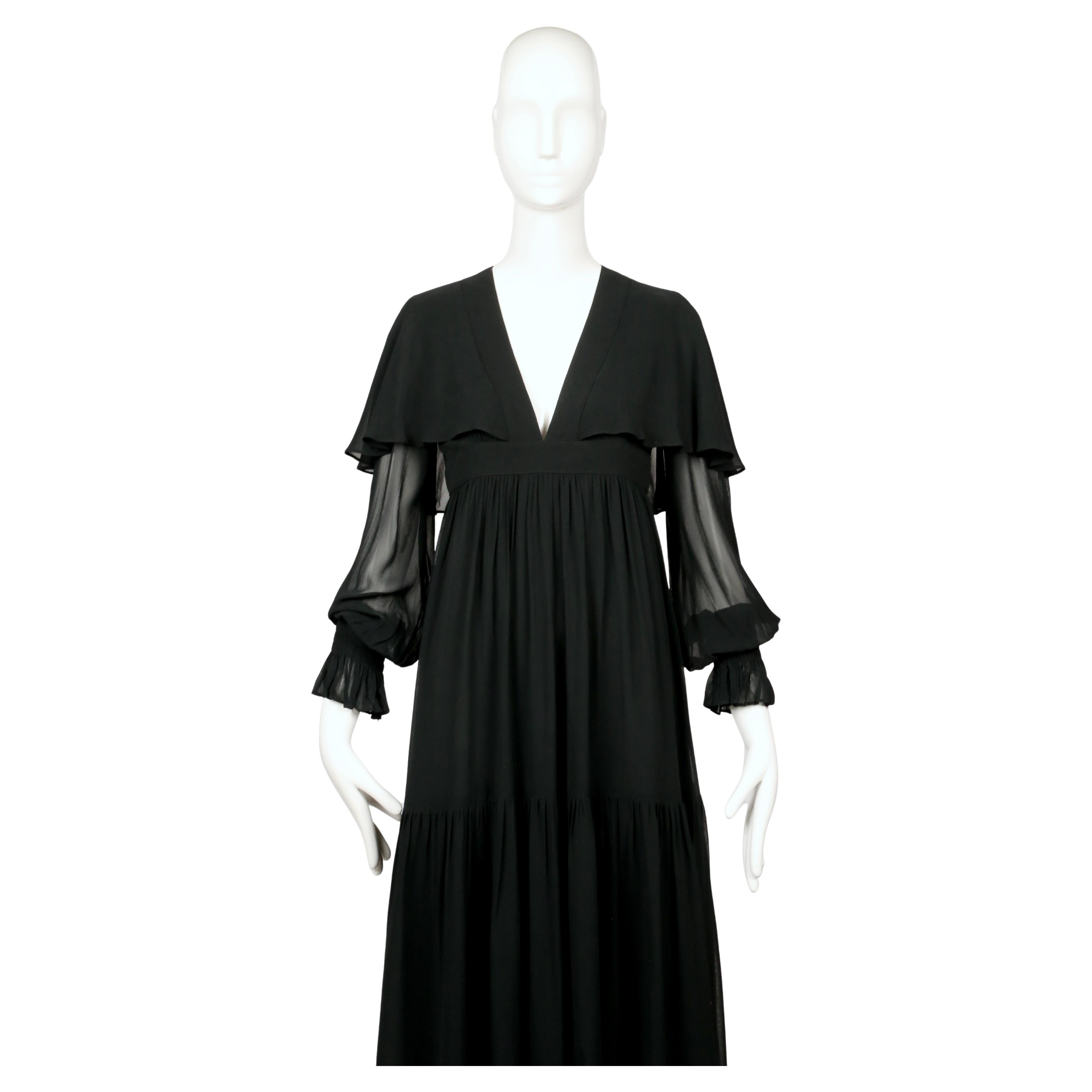 Noir 1972 OSSIE CLARK robe du soir en mousseline de soie noire avec capelet en vente