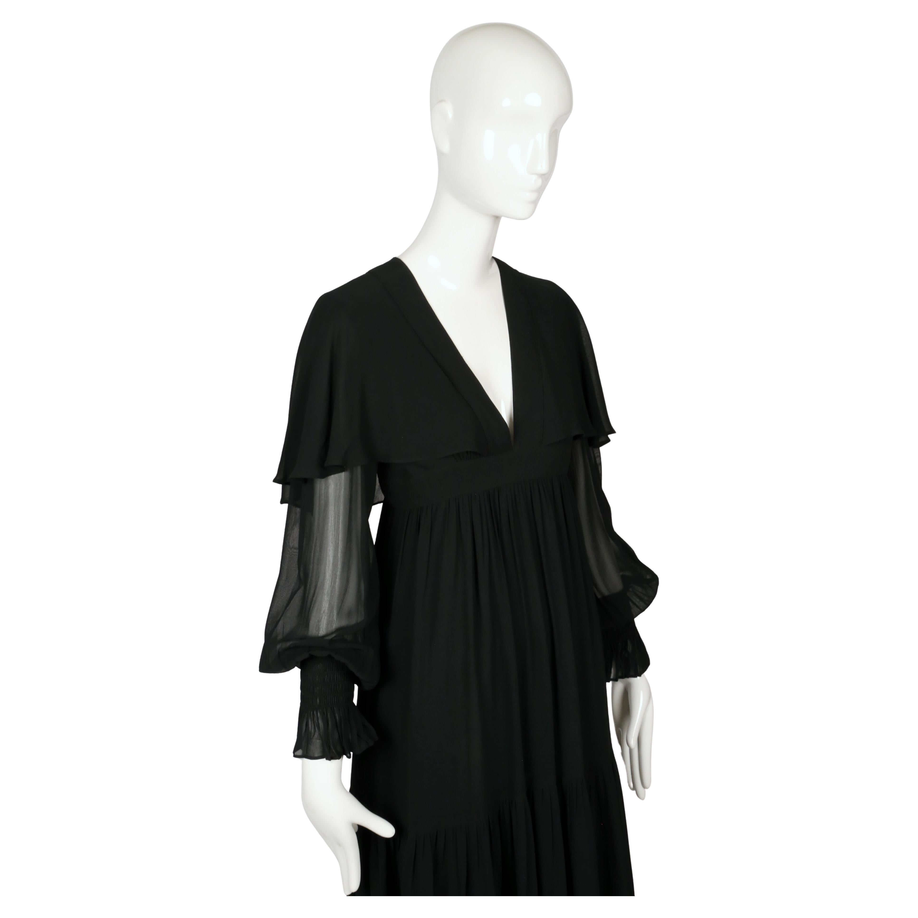 1972 OSSIE CLARK robe du soir en mousseline de soie noire avec capelet Bon état - En vente à San Fransisco, CA