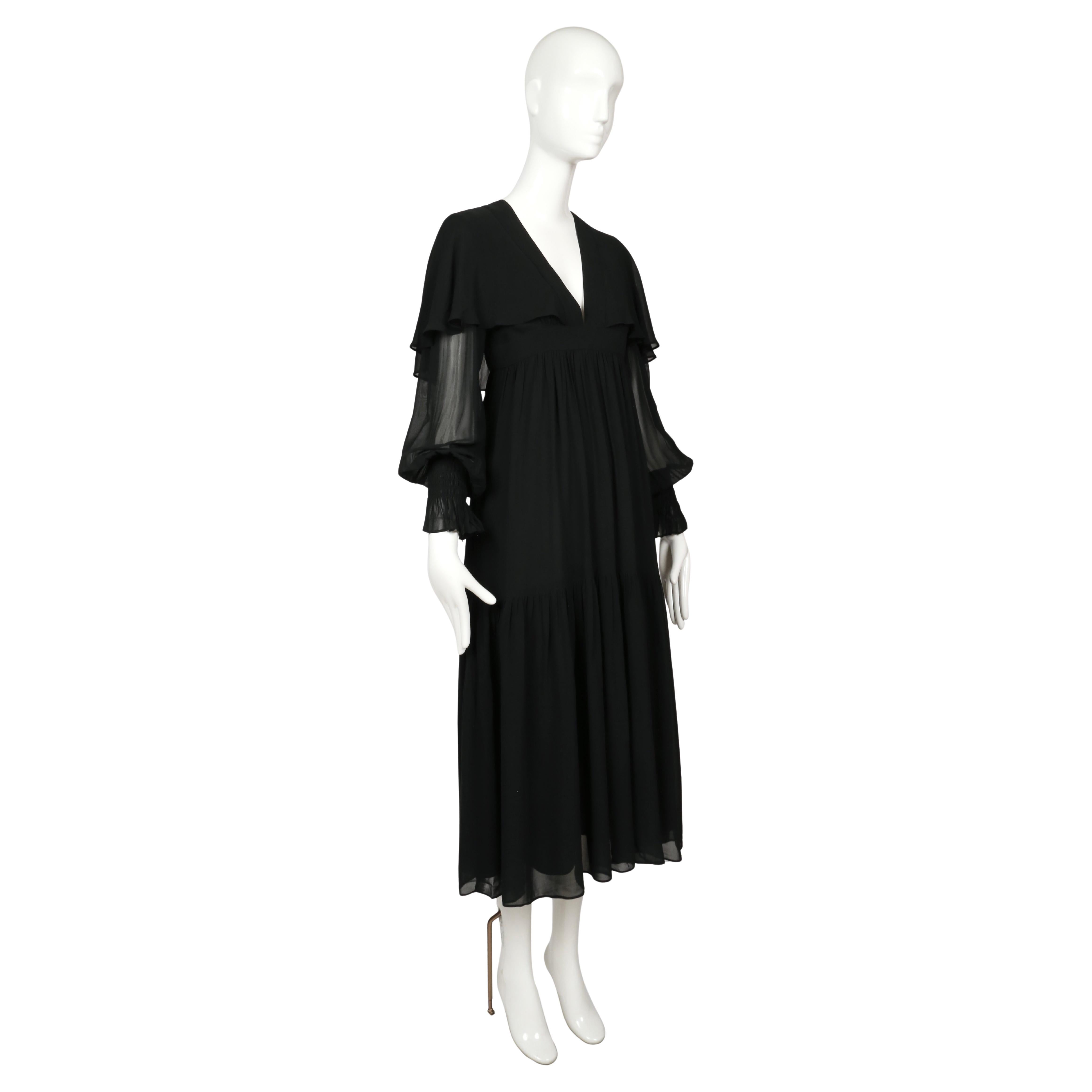 1972 OSSIE CLARK robe du soir en mousseline de soie noire avec capelet Pour femmes en vente