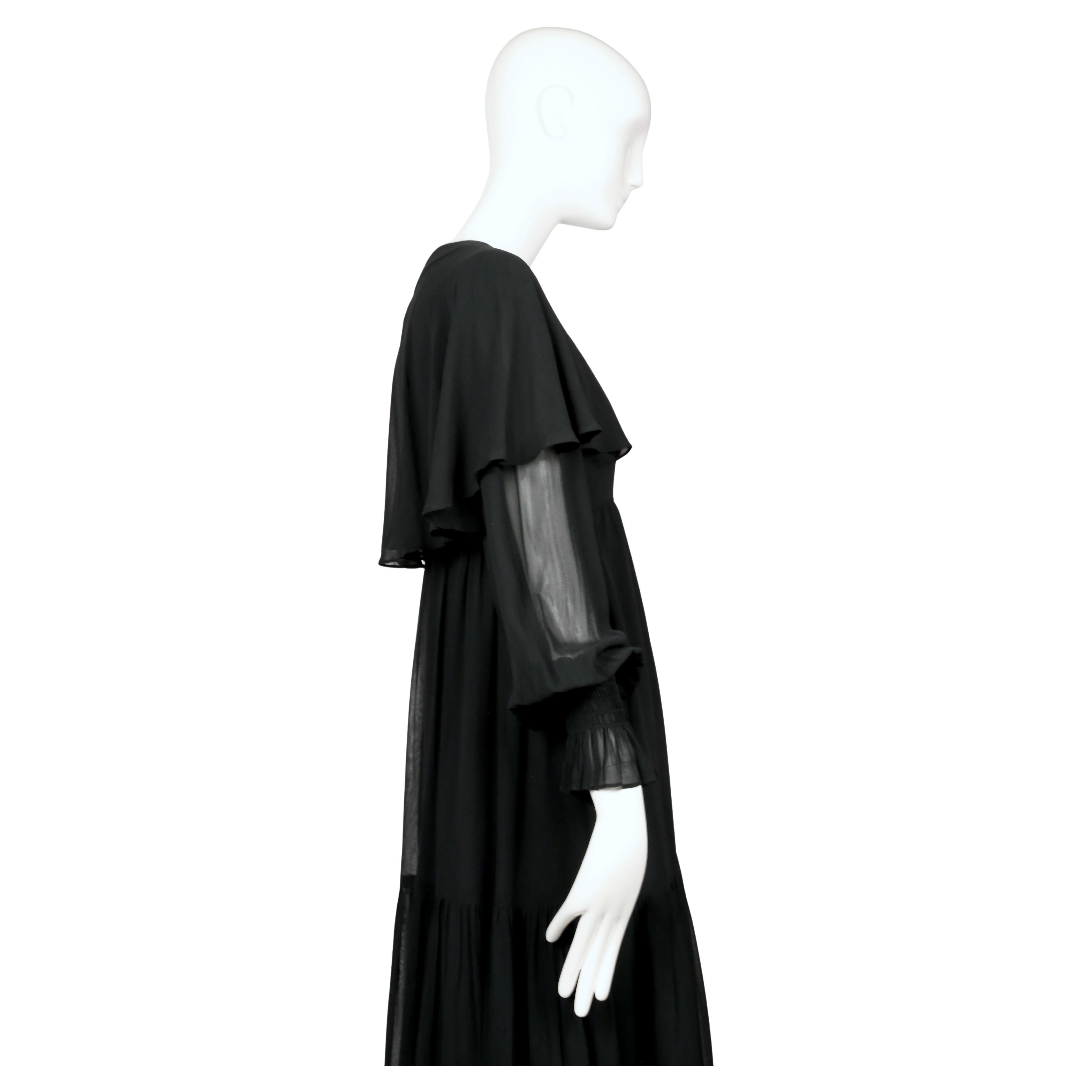 1972 OSSIE CLARK robe du soir en mousseline de soie noire avec capelet en vente 2