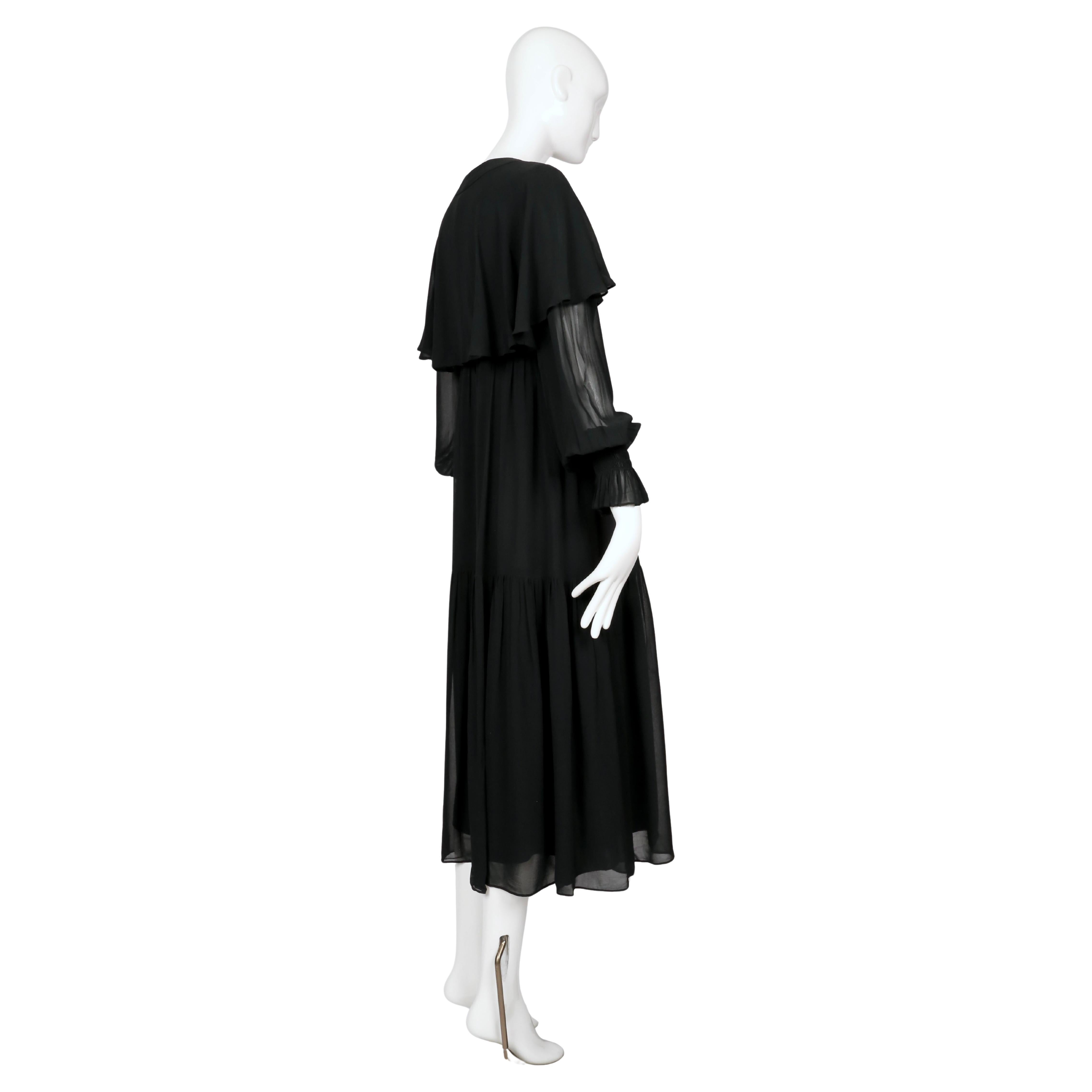1972 OSSIE CLARK robe du soir en mousseline de soie noire avec capelet en vente 3