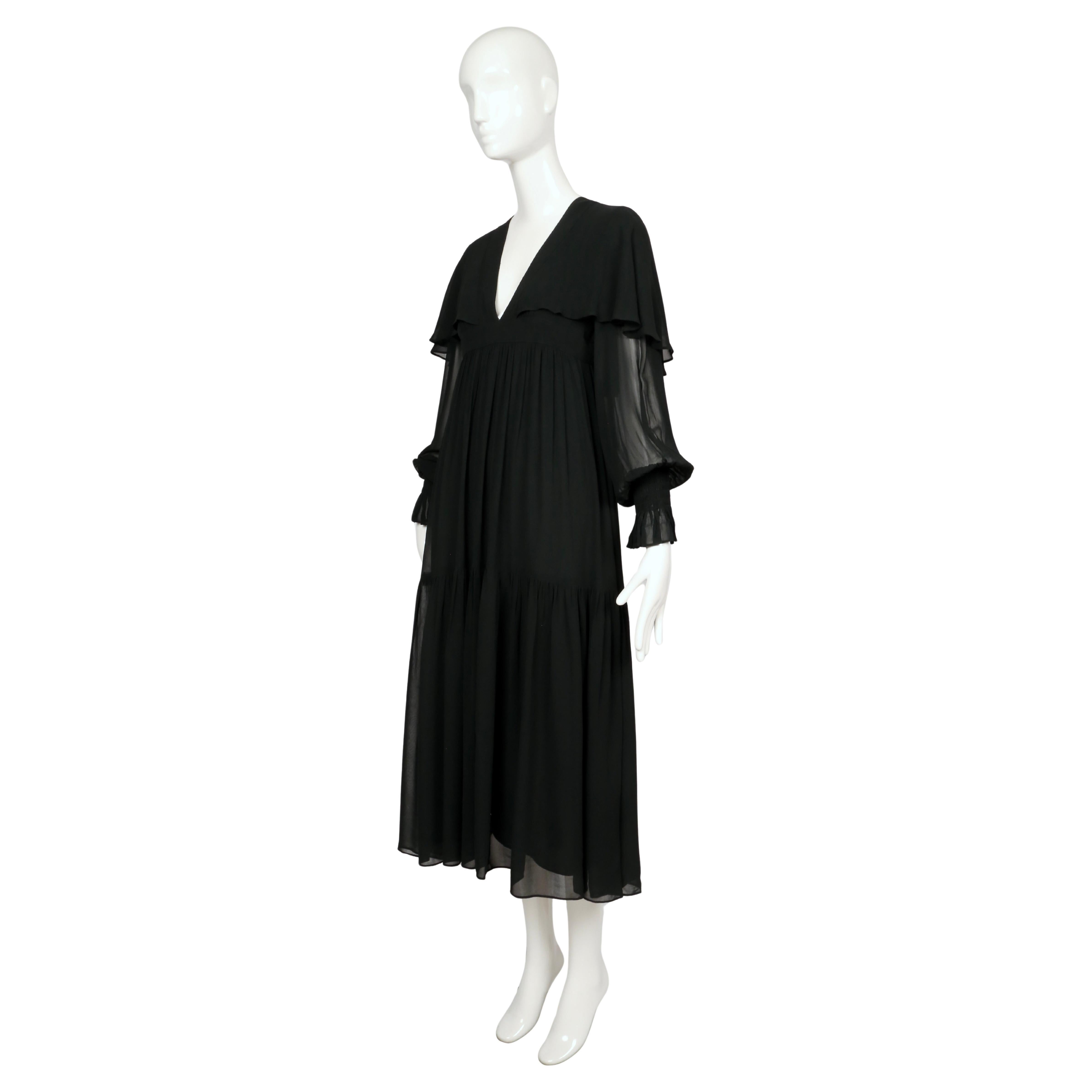 1972 OSSIE CLARK robe du soir en mousseline de soie noire avec capelet en vente 4